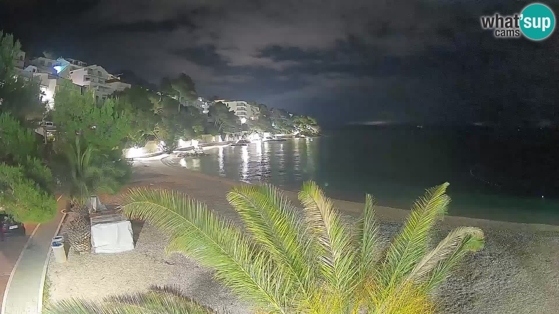 Web kamera Plaža Lučica Brela – Pogled uživo na jadransku obalu