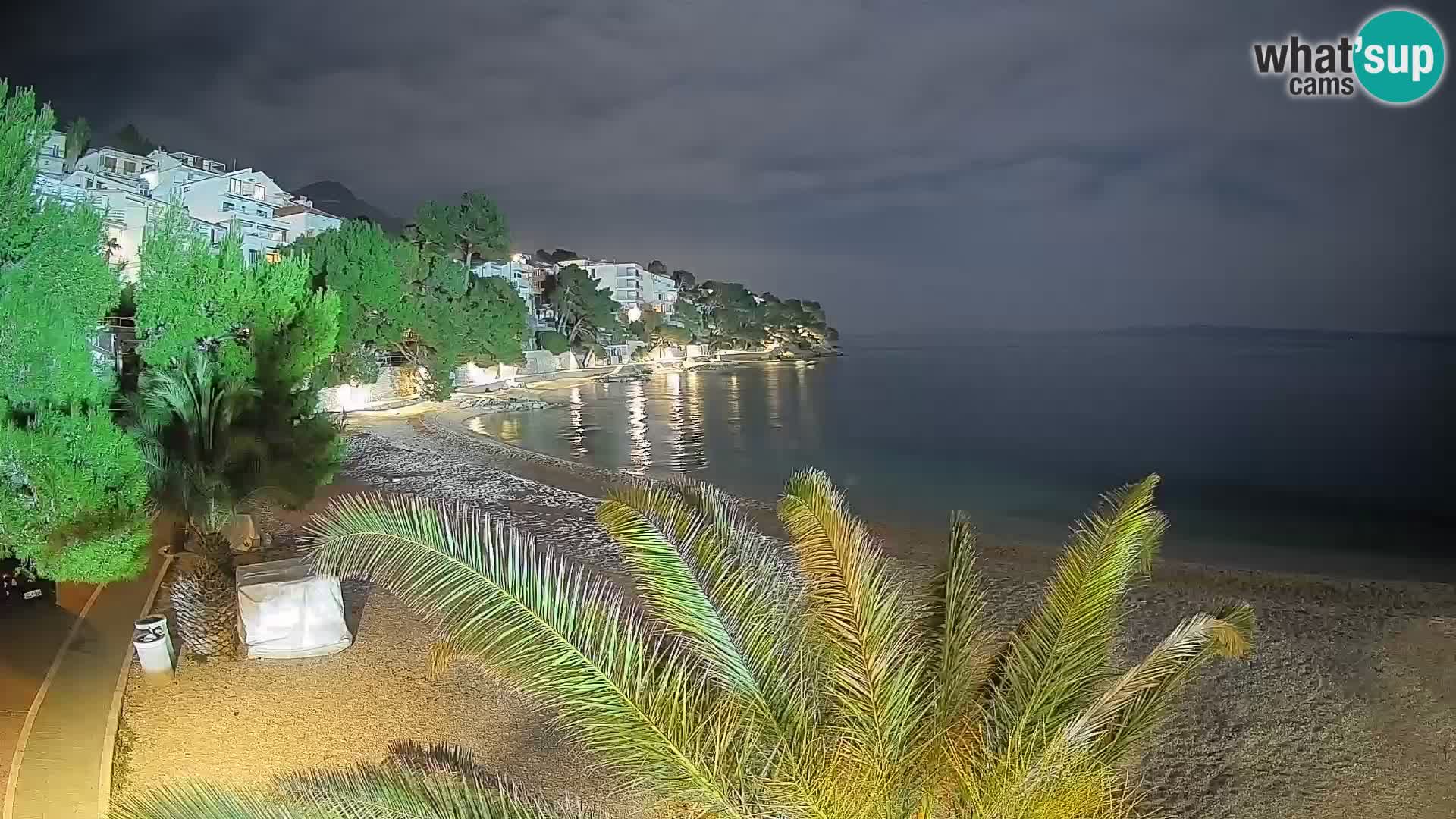 Web kamera Plaža Lučica Brela – Pogled uživo na jadransku obalu