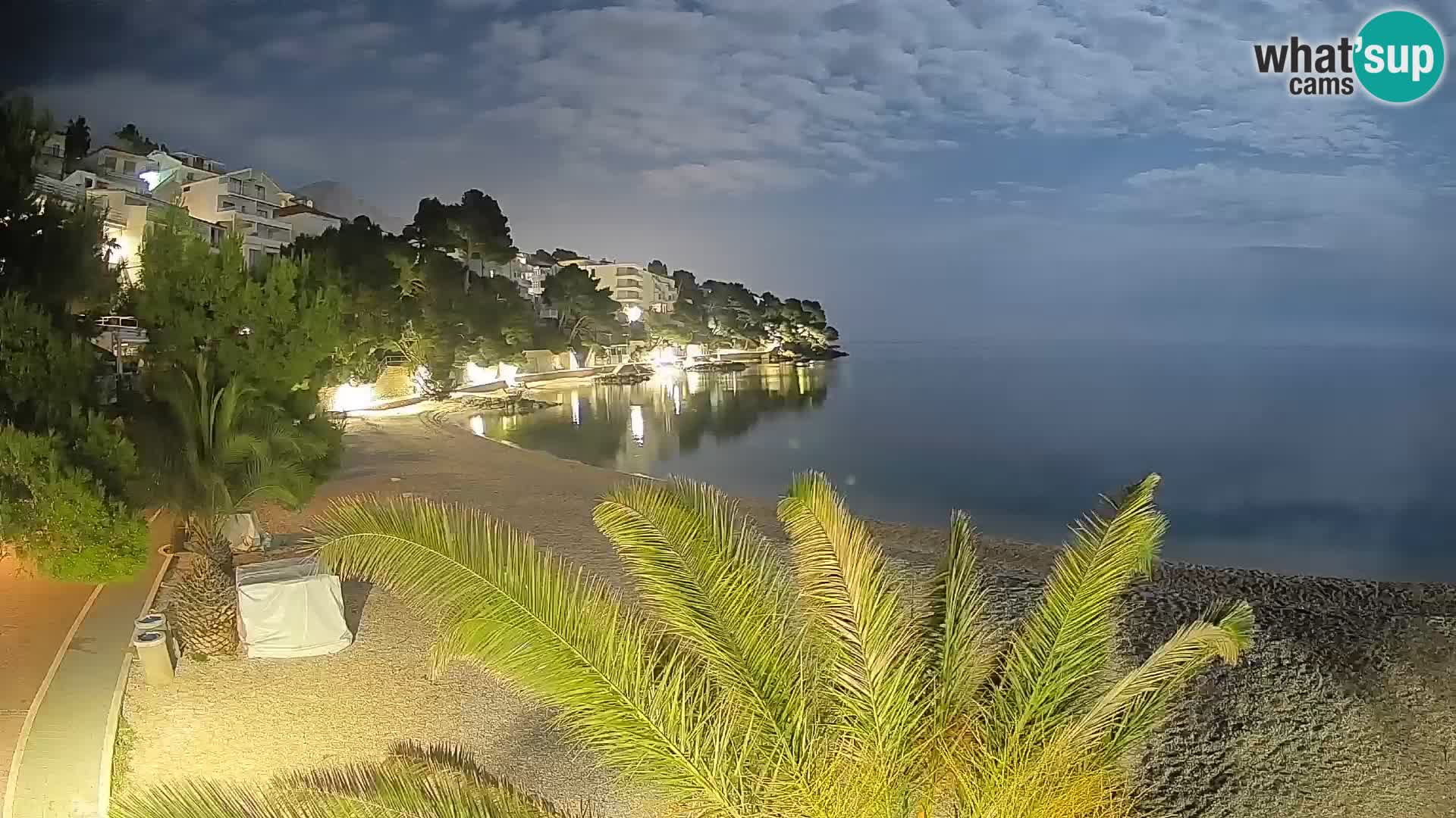 Web kamera Plaža Lučica Brela – Pogled uživo na jadransku obalu