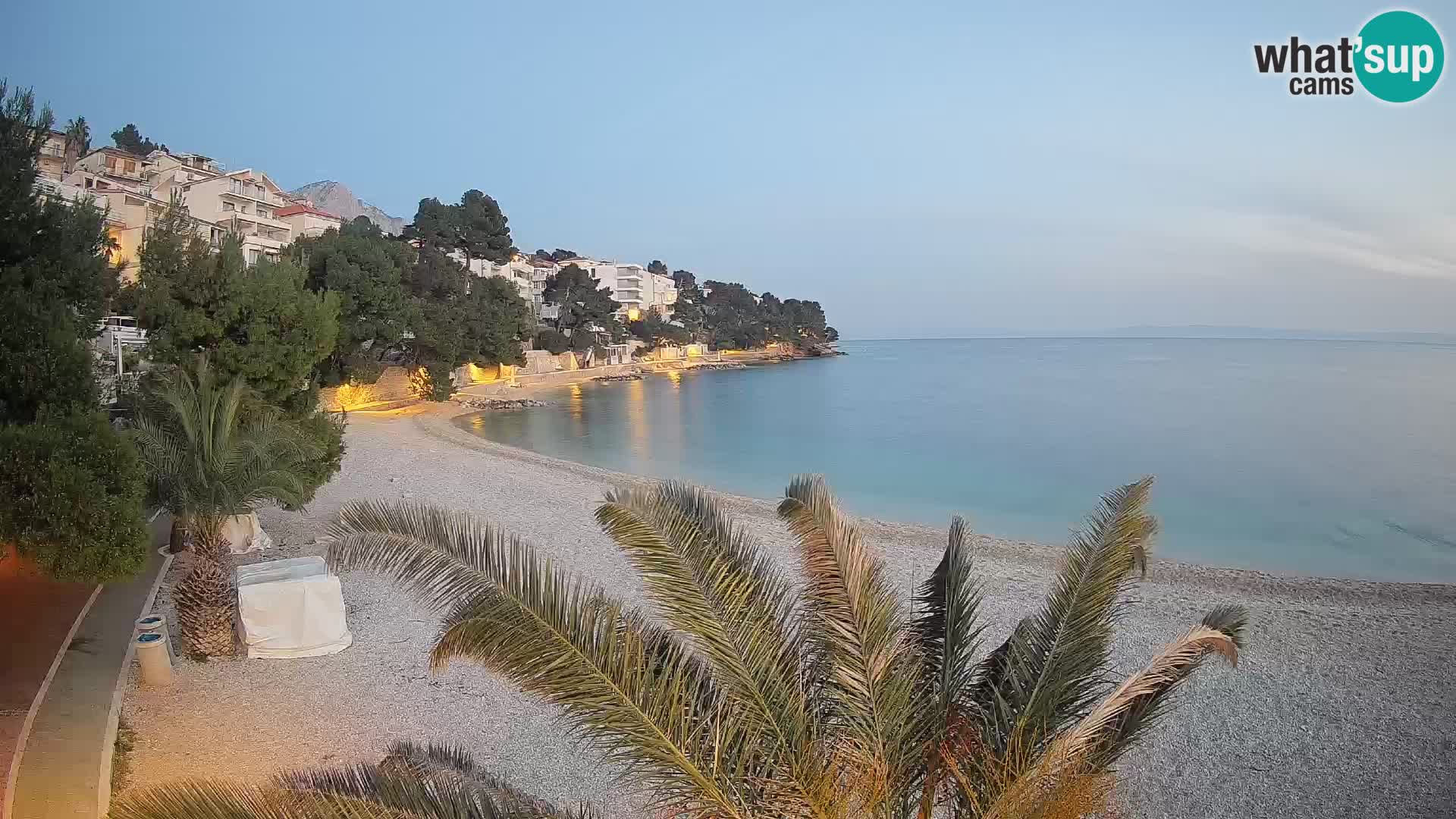 Web kamera Plaža Lučica Brela – Pogled uživo na jadransku obalu