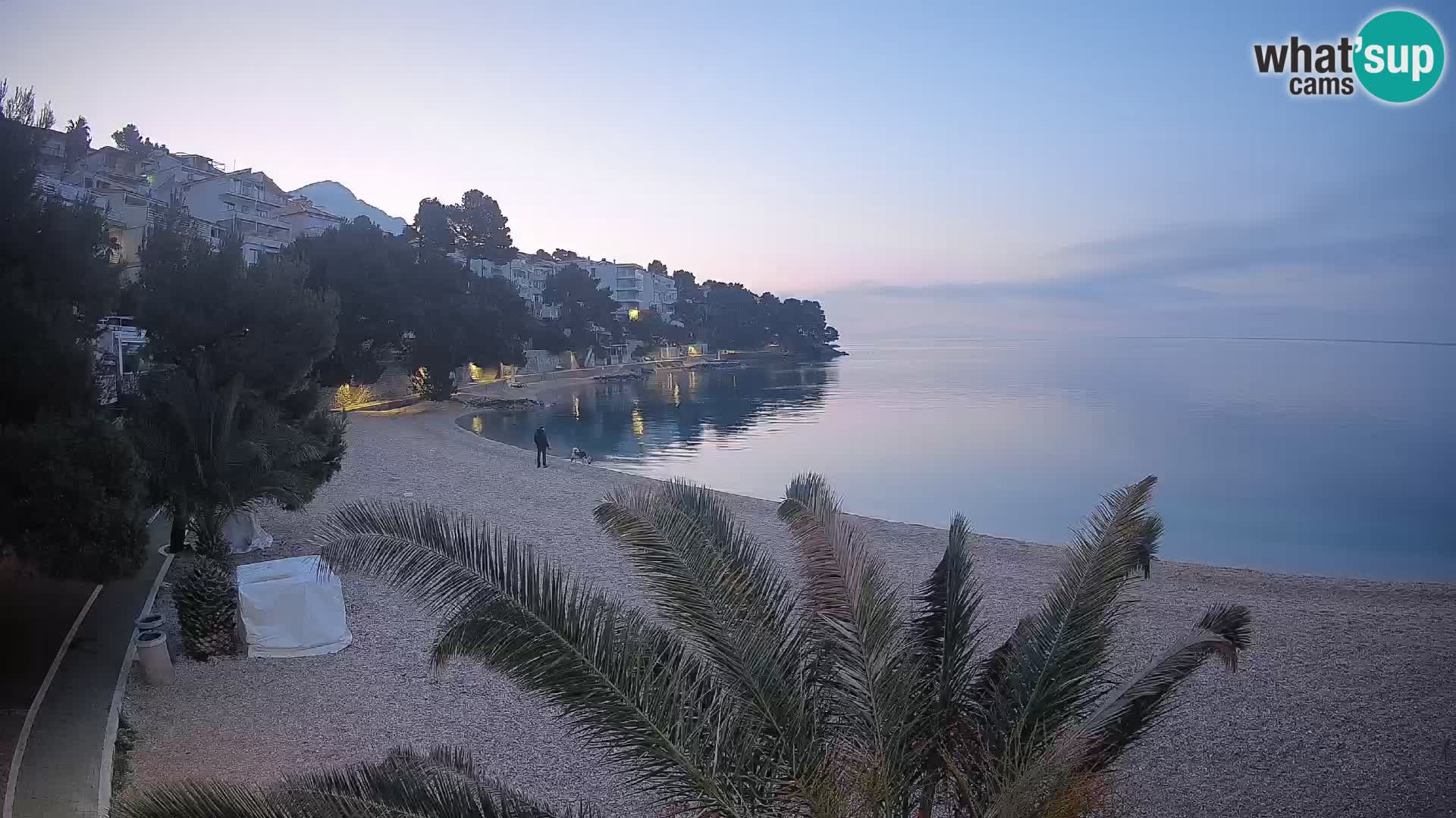 Spletna kamera Plaža Lučica Brela – Pogled v živo na Jadransko obalo