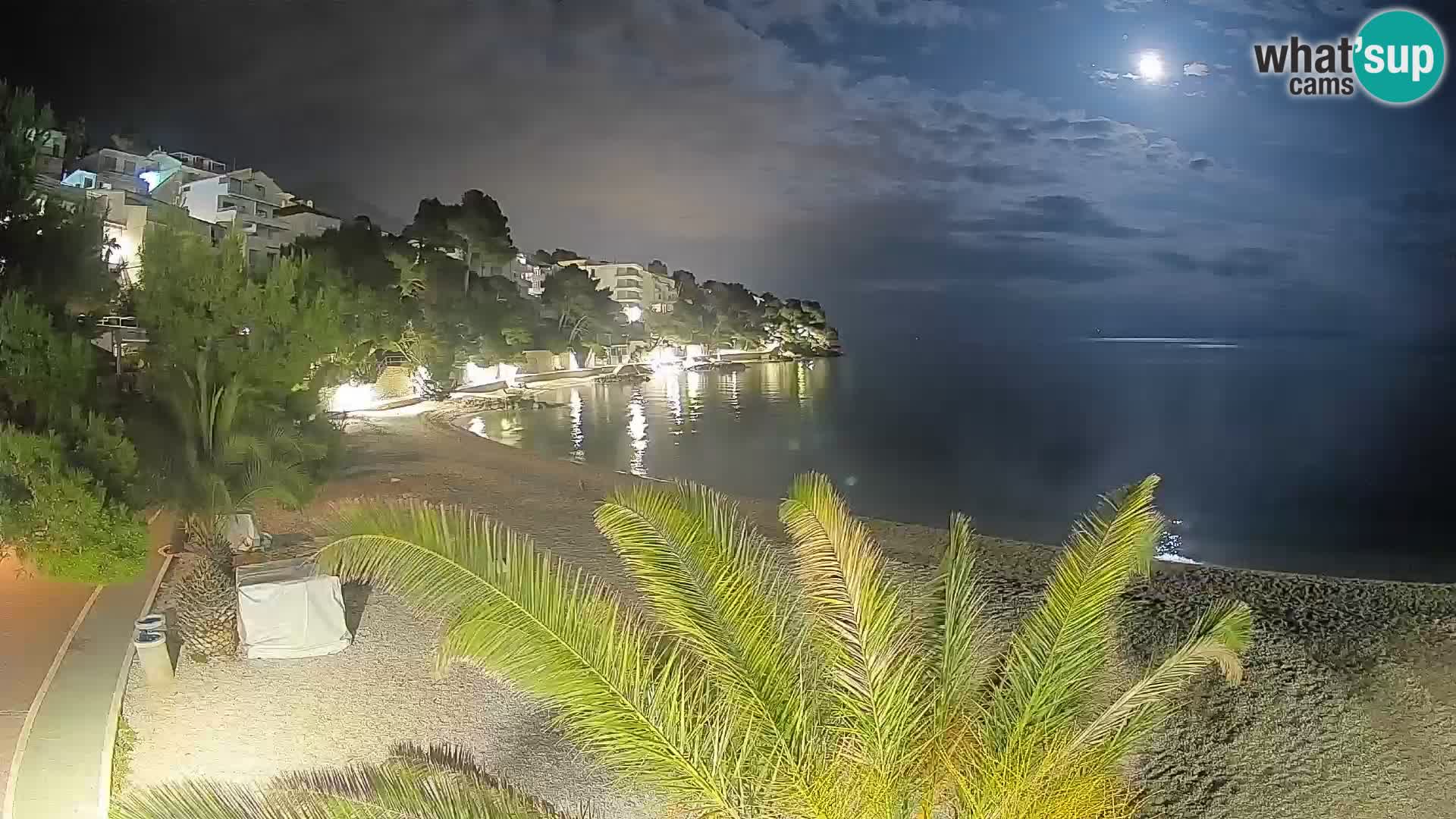 Spletna kamera Plaža Lučica Brela – Pogled v živo na Jadransko obalo