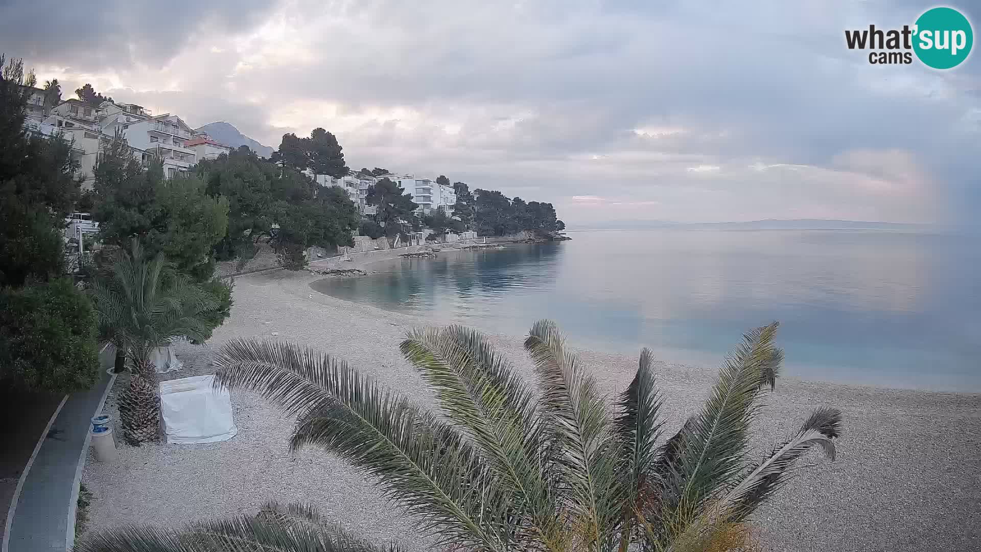 Spletna kamera Plaža Lučica Brela – Pogled v živo na Jadransko obalo