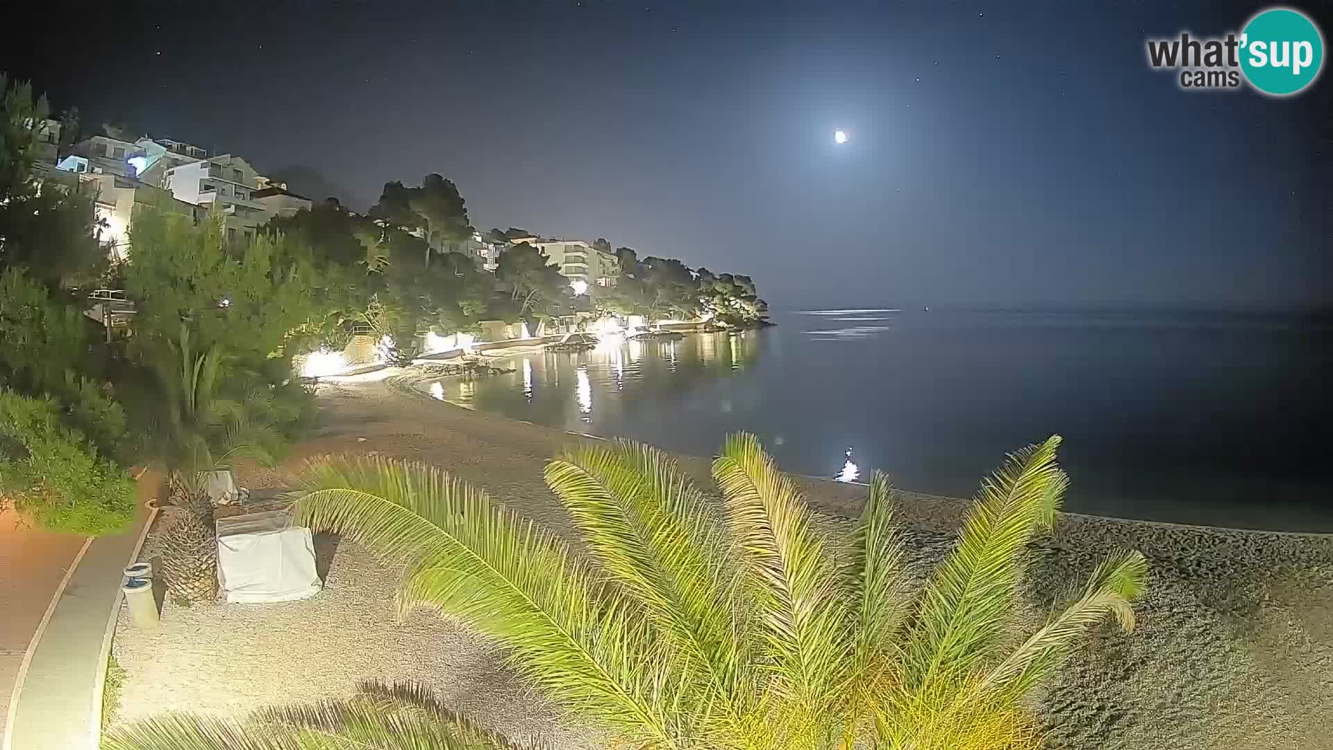 Spletna kamera Plaža Lučica Brela – Pogled v živo na Jadransko obalo