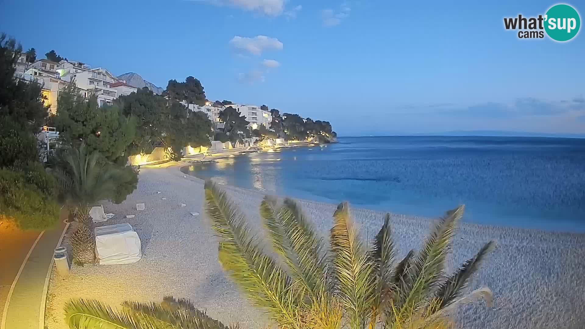 Web kamera Plaža Lučica Brela – Pogled uživo na jadransku obalu