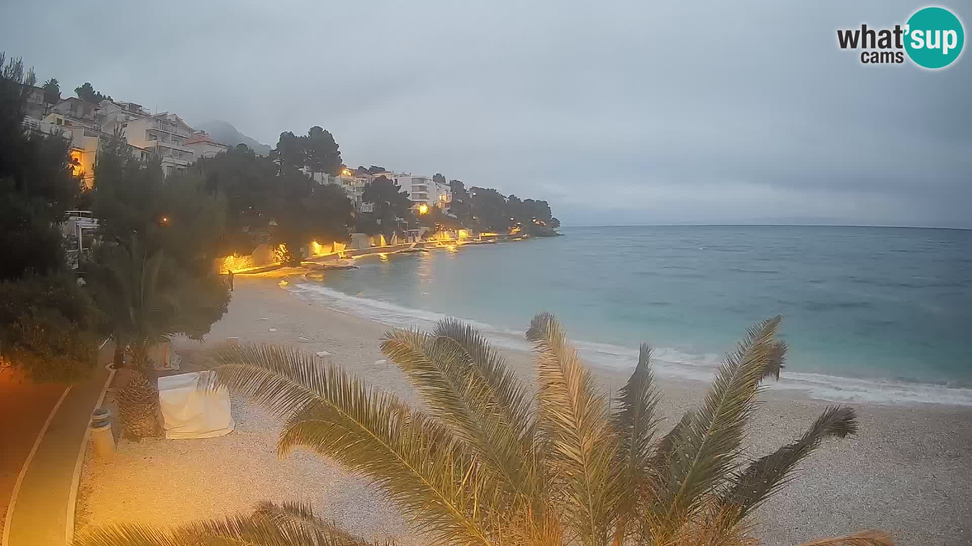 Web kamera Plaža Lučica Brela – Pogled uživo na jadransku obalu