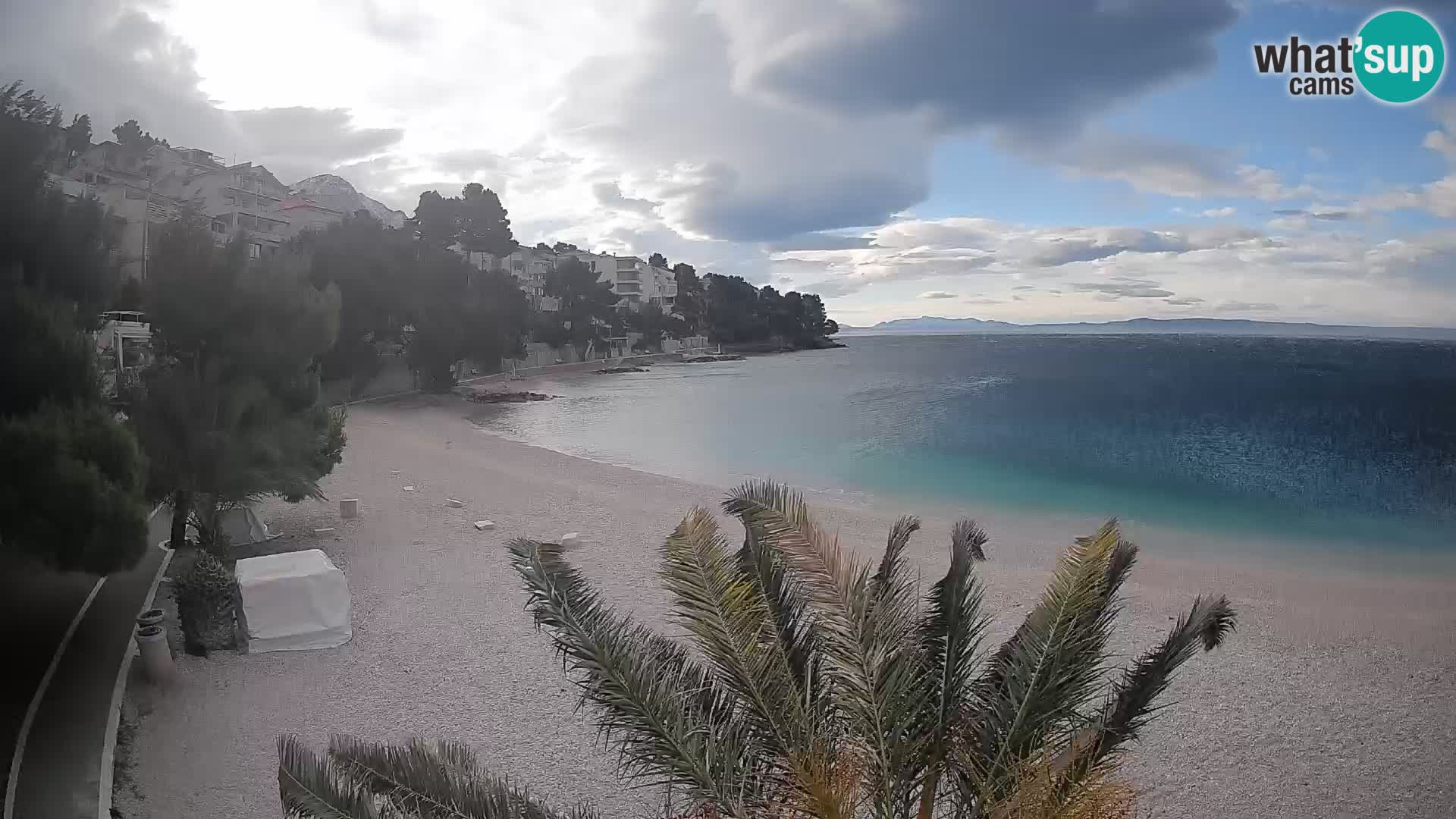 Web kamera Plaža Lučica Brela – Pogled uživo na jadransku obalu