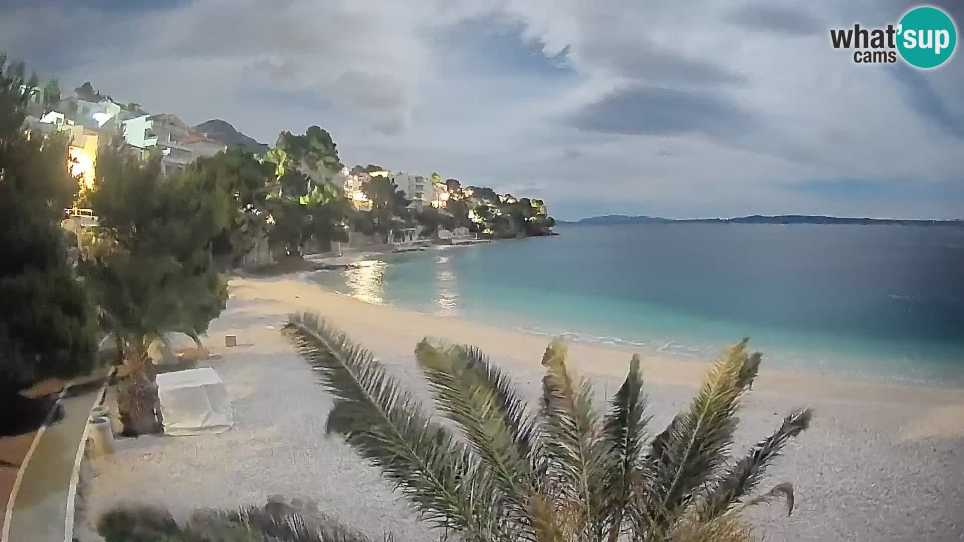 Spletna kamera Plaža Lučica Brela – Pogled v živo na Jadransko obalo