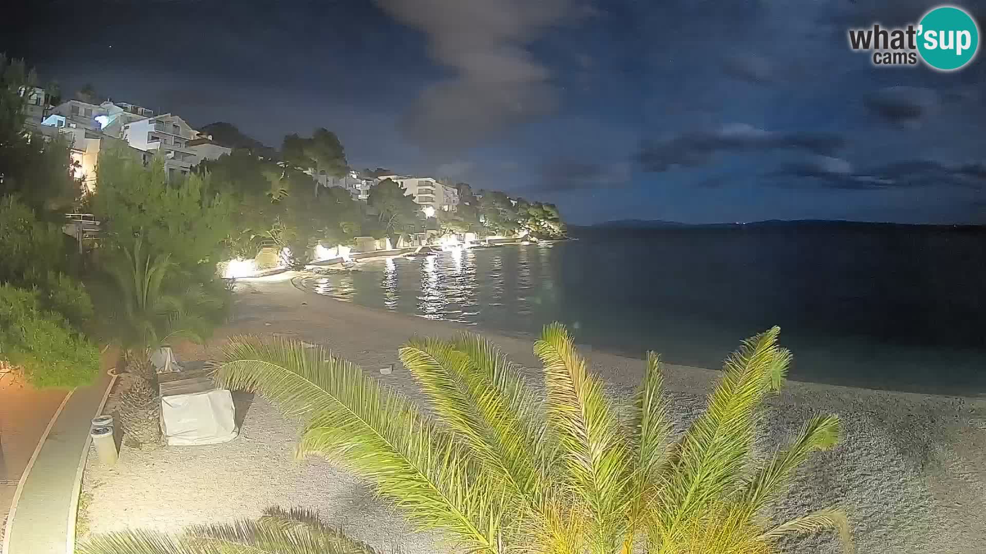 Web kamera Plaža Lučica Brela – Pogled uživo na jadransku obalu