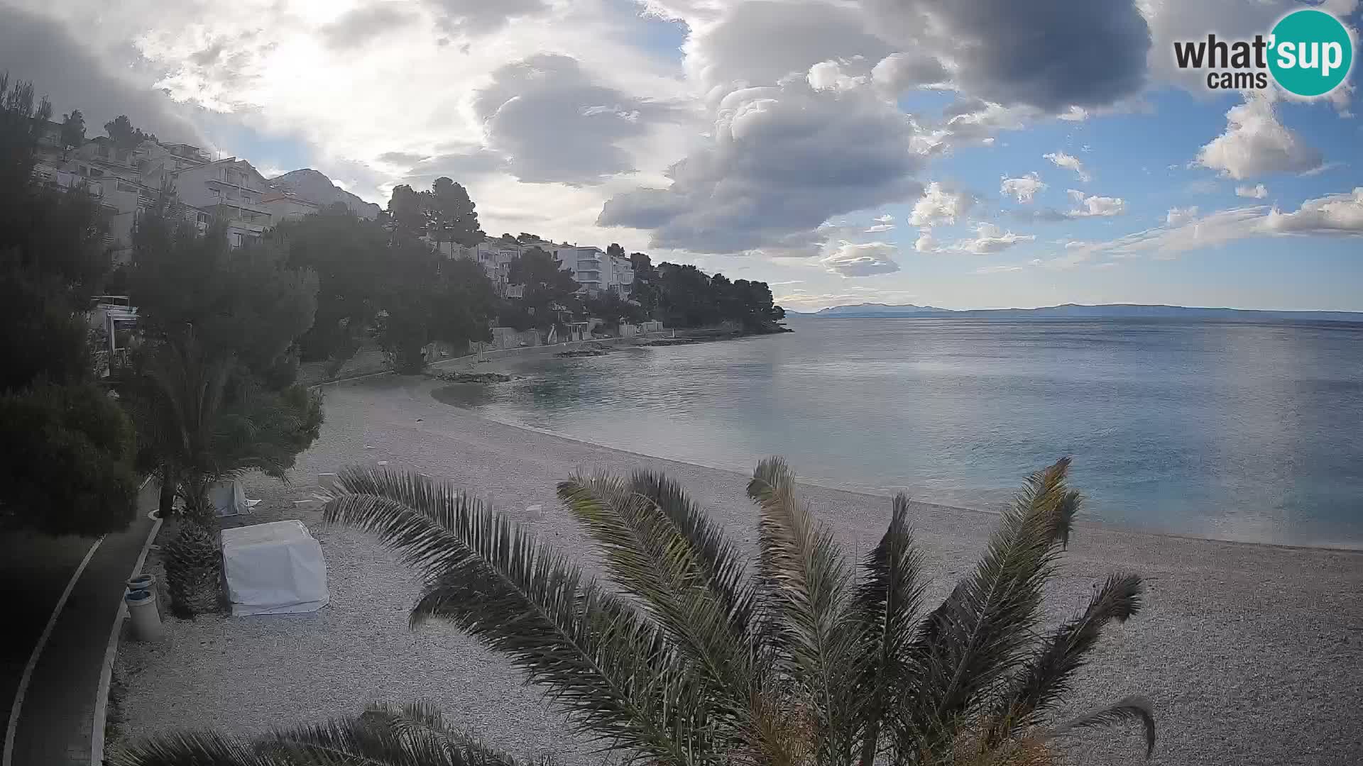 Web kamera Plaža Lučica Brela – Pogled uživo na jadransku obalu