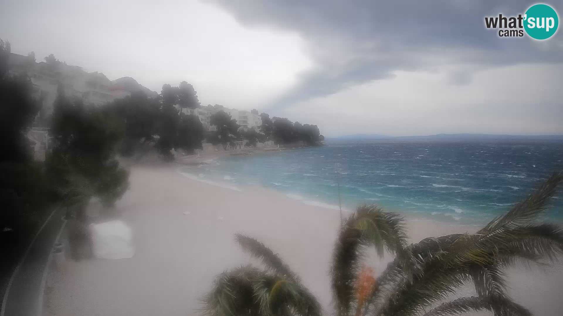 Web kamera Plaža Lučica Brela – Pogled uživo na jadransku obalu