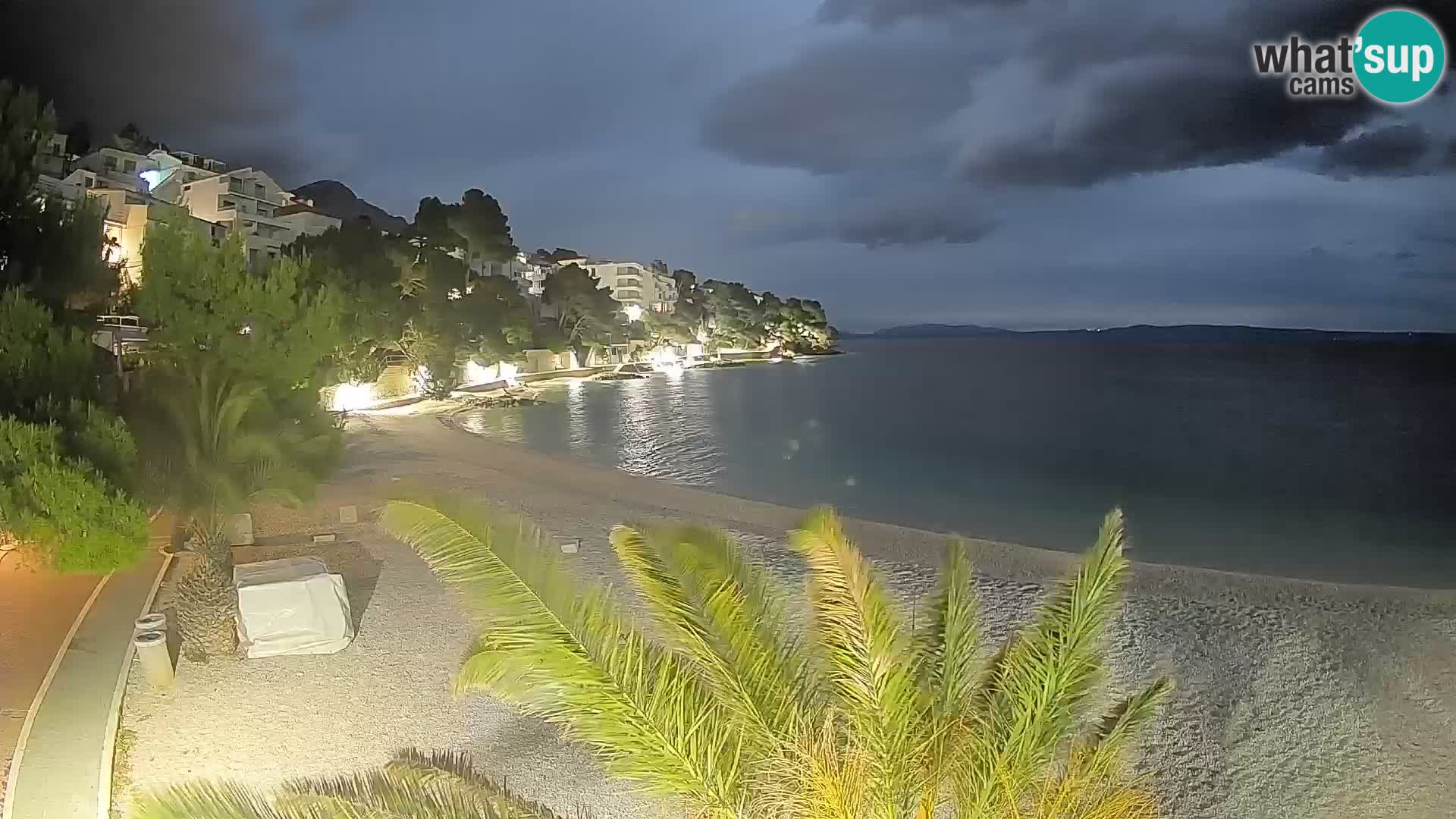 Web kamera Plaža Lučica Brela – Pogled uživo na jadransku obalu