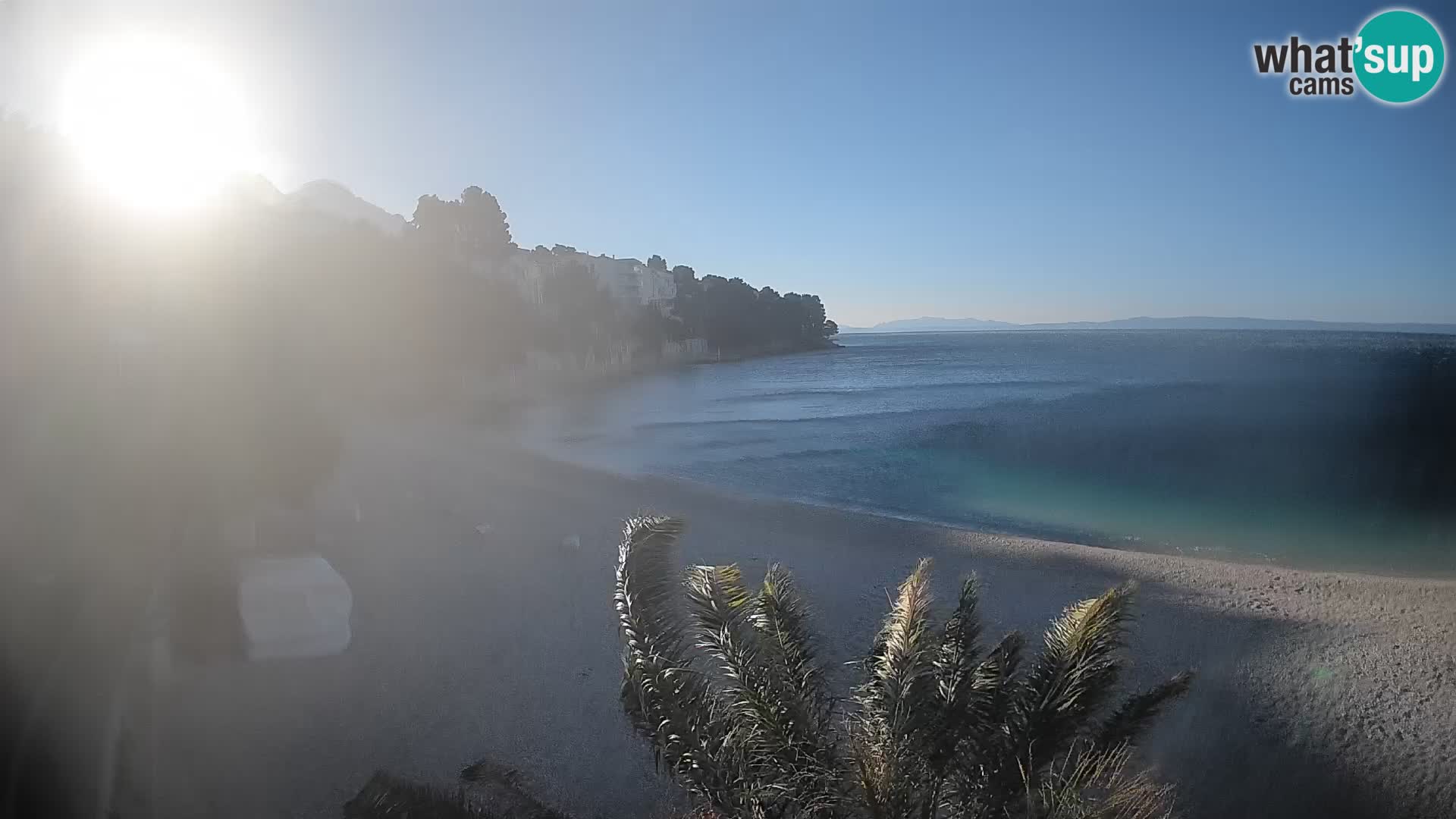 Web kamera Plaža Lučica Brela – Pogled uživo na jadransku obalu