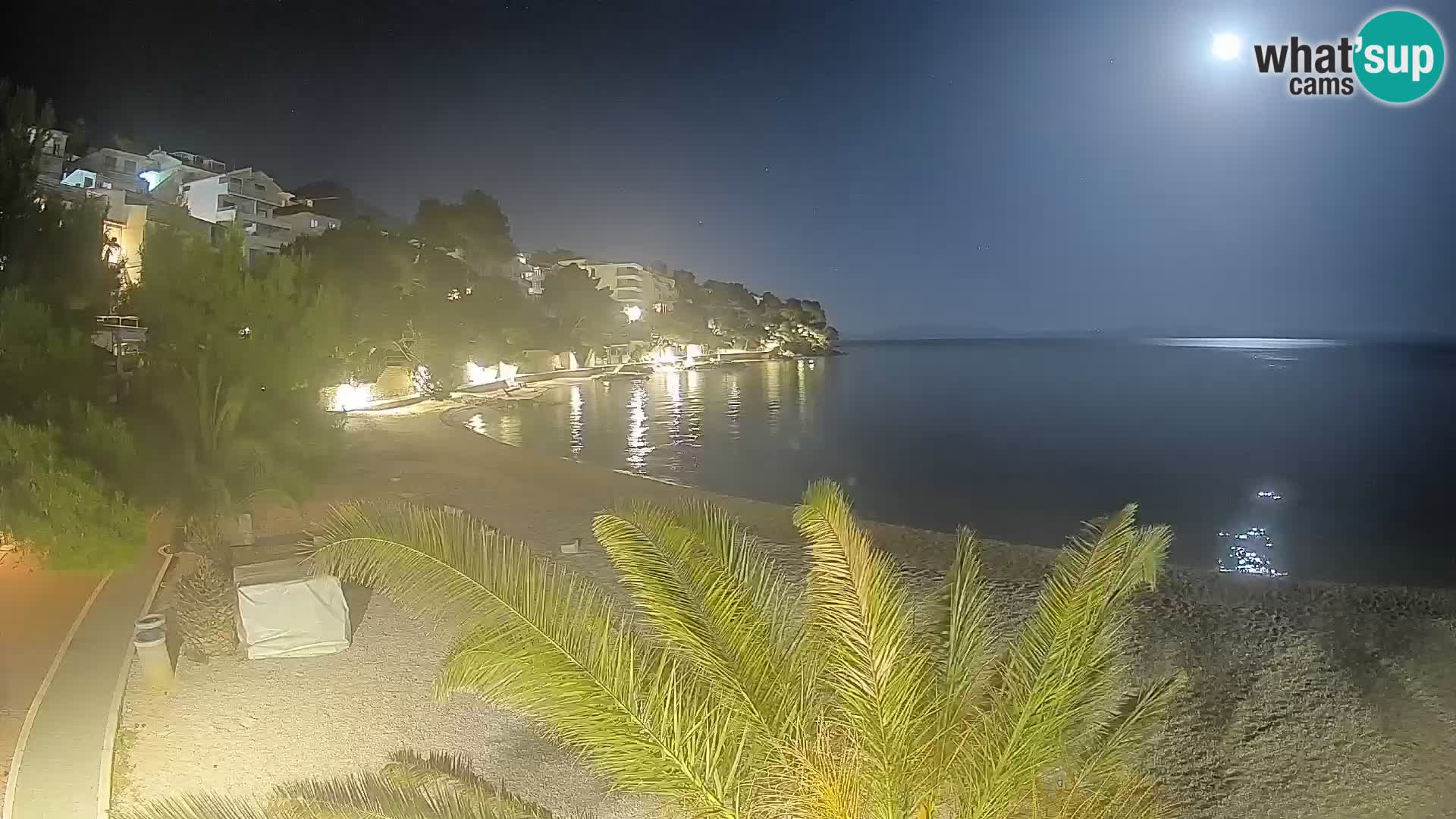 Spletna kamera Plaža Lučica Brela – Pogled v živo na Jadransko obalo