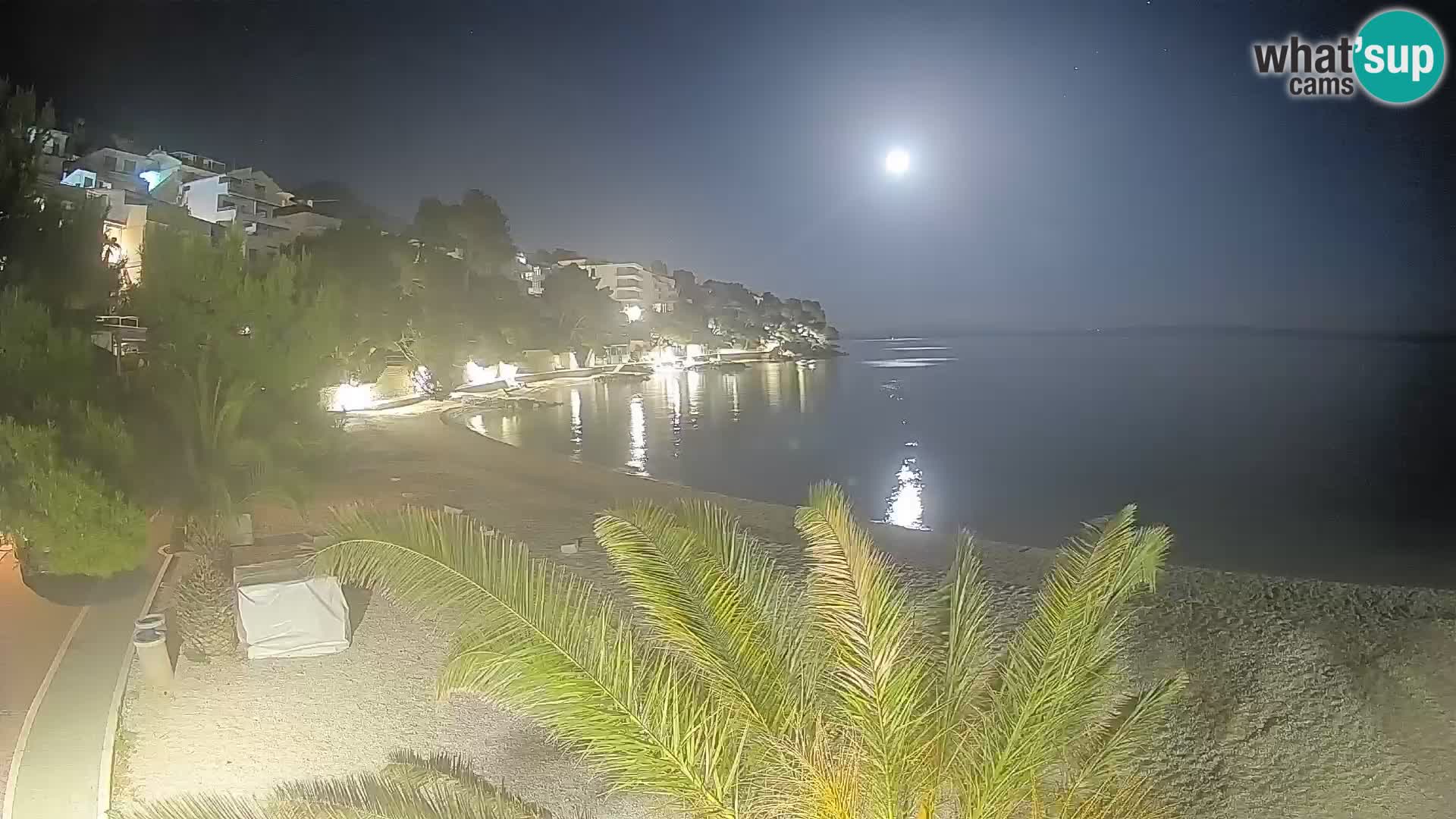 Web kamera Plaža Lučica Brela – Pogled uživo na jadransku obalu