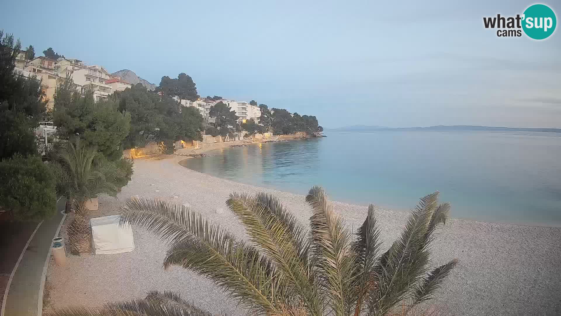 Web kamera Plaža Lučica Brela – Pogled uživo na jadransku obalu