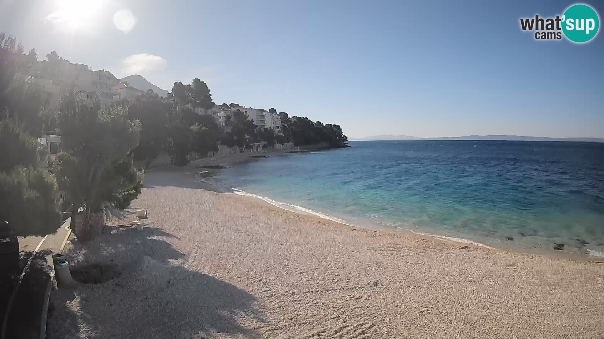 Spletna kamera Plaža Lučica Brela – Pogled v živo na Jadransko obalo
