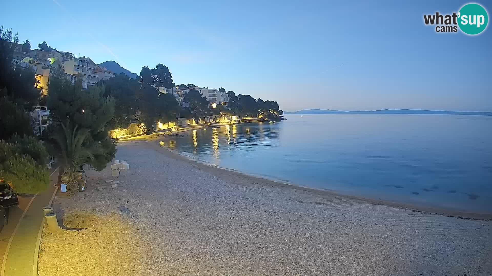 Web kamera Plaža Lučica Brela – Pogled uživo na jadransku obalu