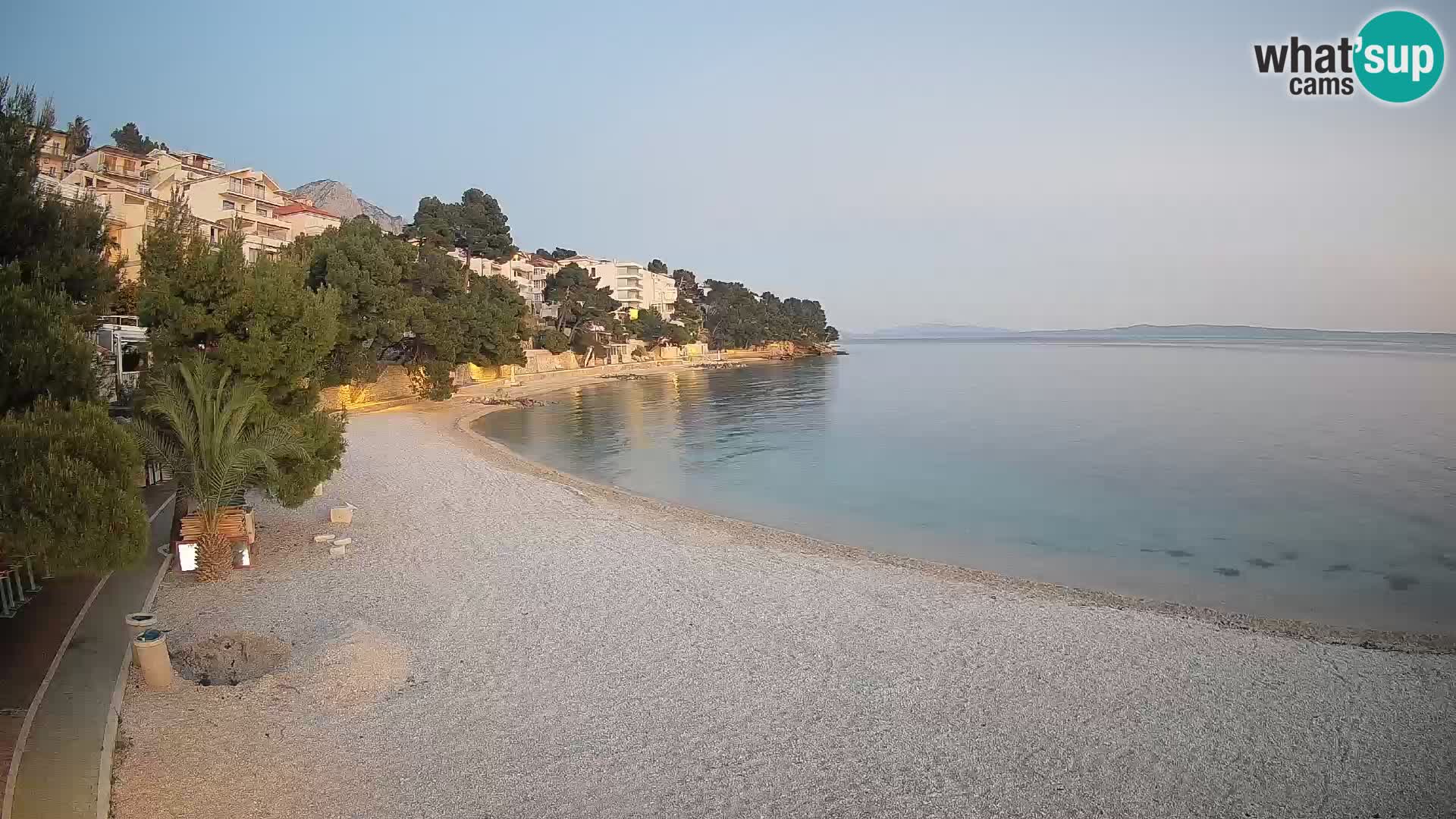 Spletna kamera Plaža Lučica Brela – Pogled v živo na Jadransko obalo