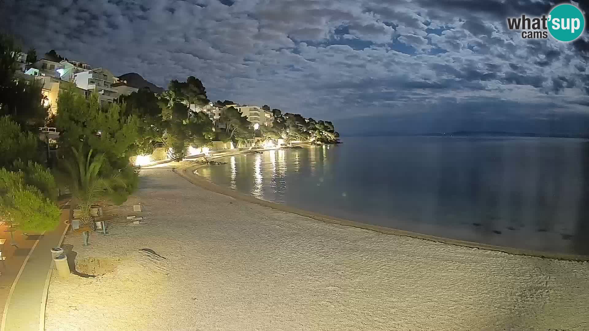 Web kamera Plaža Lučica Brela – Pogled uživo na jadransku obalu