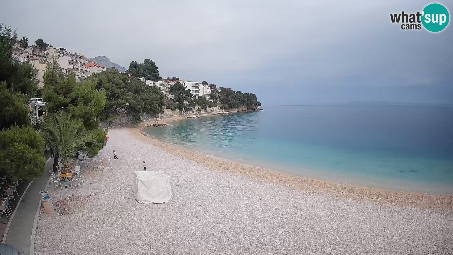 Web kamera Plaža Lučica Brela – Pogled uživo na jadransku obalu