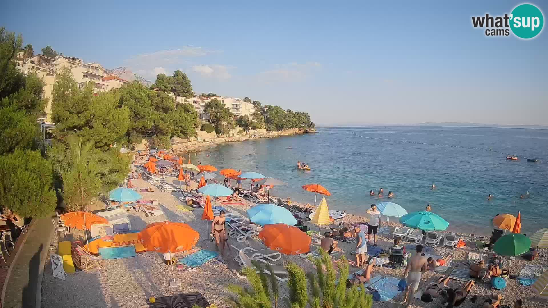 Web kamera Plaža Lučica Brela – Pogled uživo na jadransku obalu