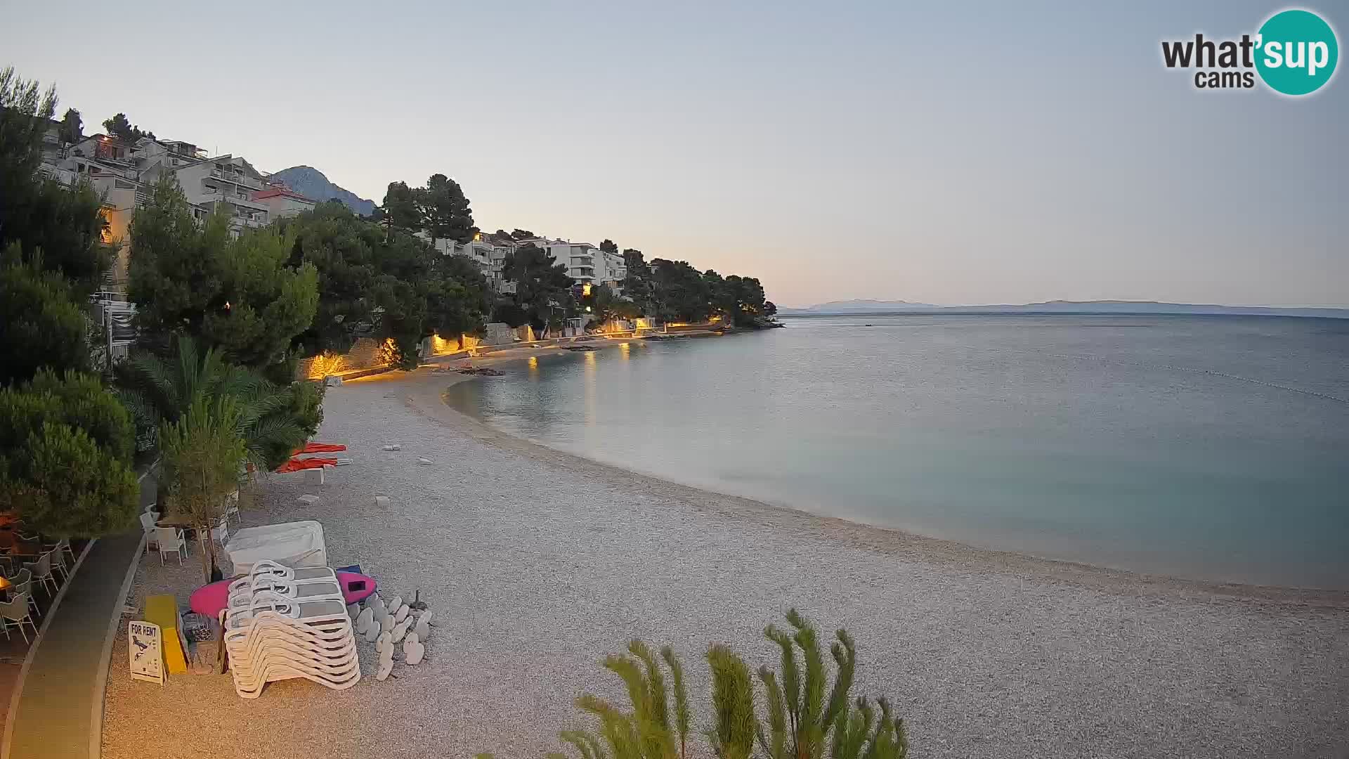 Web kamera Plaža Lučica Brela – Pogled uživo na jadransku obalu