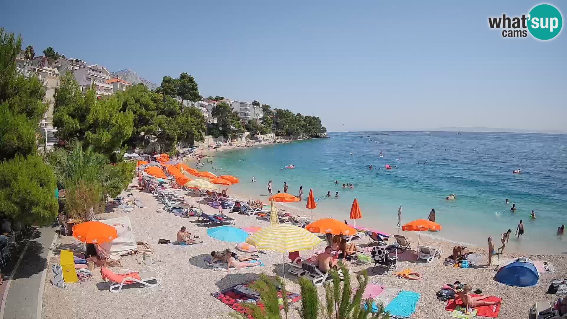 Web kamera Plaža Lučica Brela – Pogled uživo na jadransku obalu
