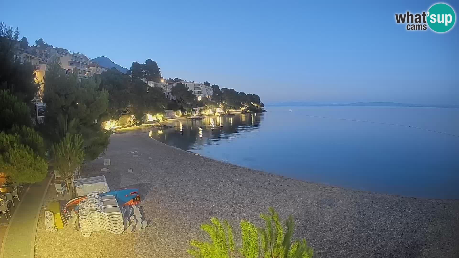 Web kamera Plaža Lučica Brela – Pogled uživo na jadransku obalu