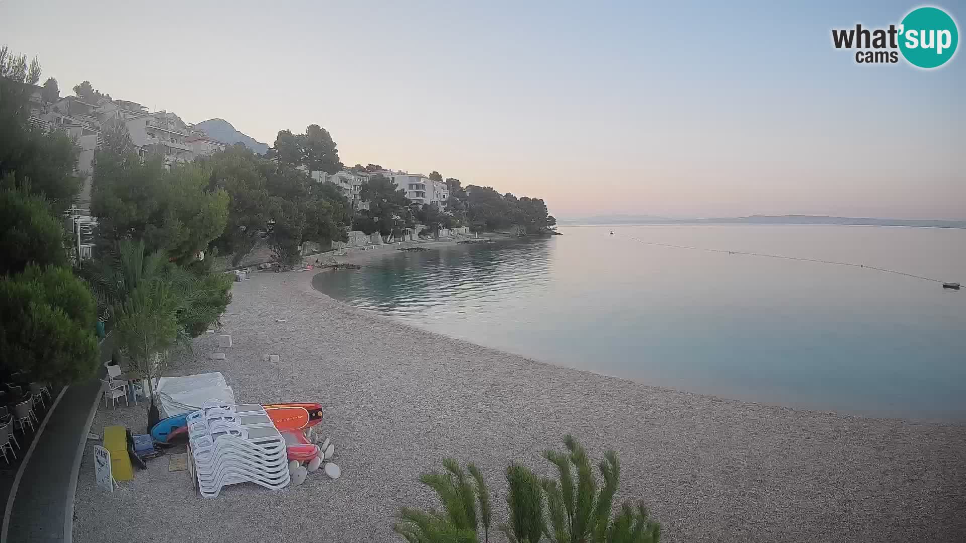 Web kamera Plaža Lučica Brela – Pogled uživo na jadransku obalu