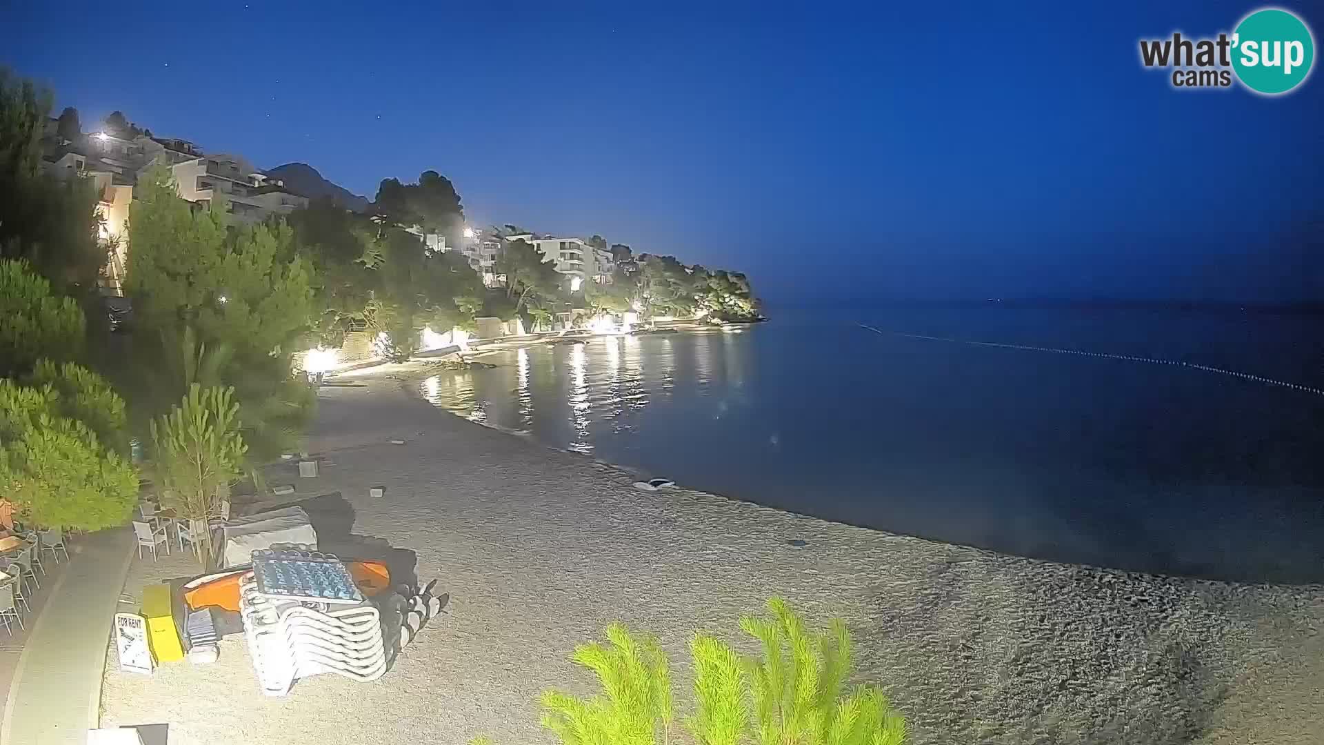 Web kamera Plaža Lučica Brela – Pogled uživo na jadransku obalu