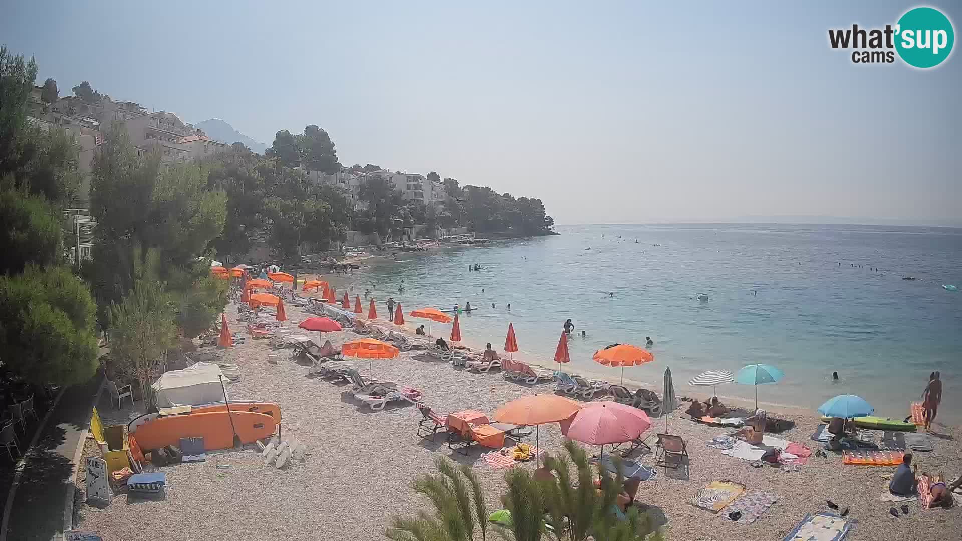 Web kamera Plaža Lučica Brela – Pogled uživo na jadransku obalu