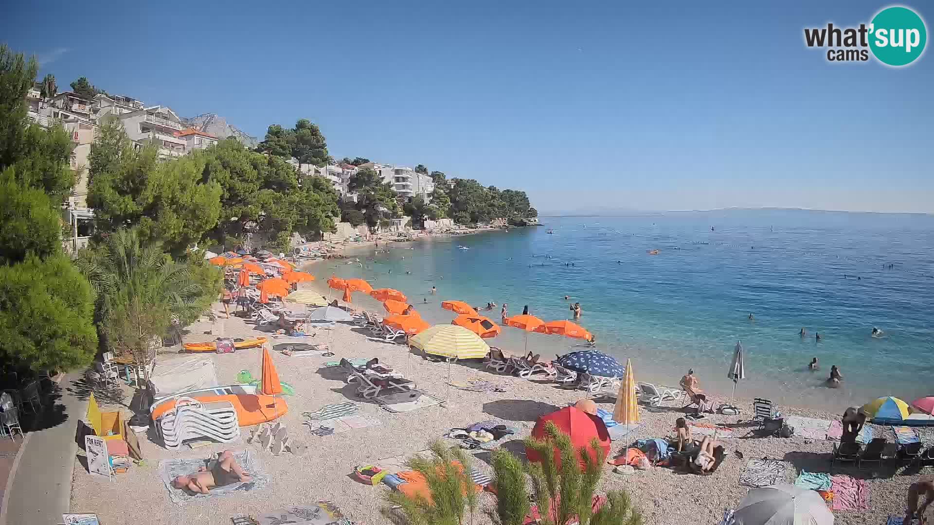 Web kamera Plaža Lučica Brela – Pogled uživo na jadransku obalu