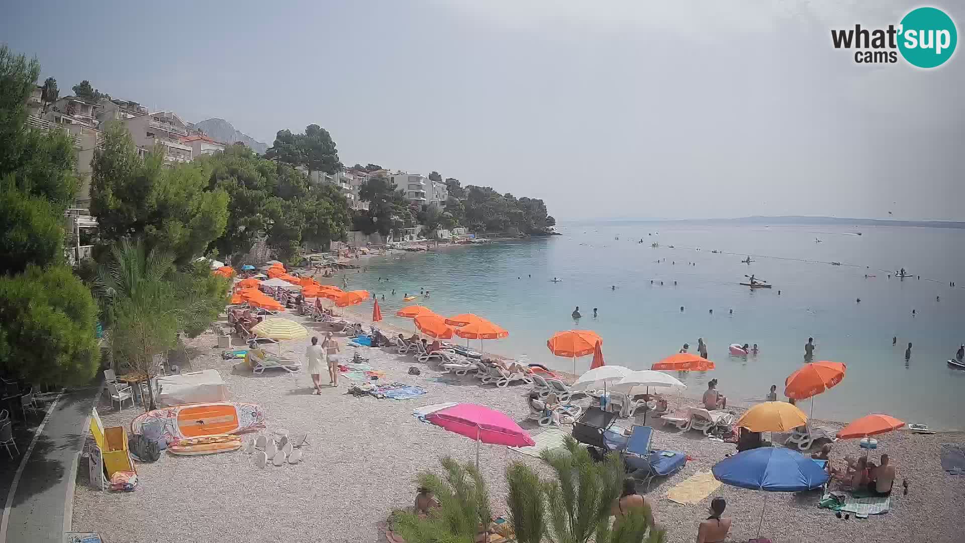 Web kamera Plaža Lučica Brela – Pogled uživo na jadransku obalu