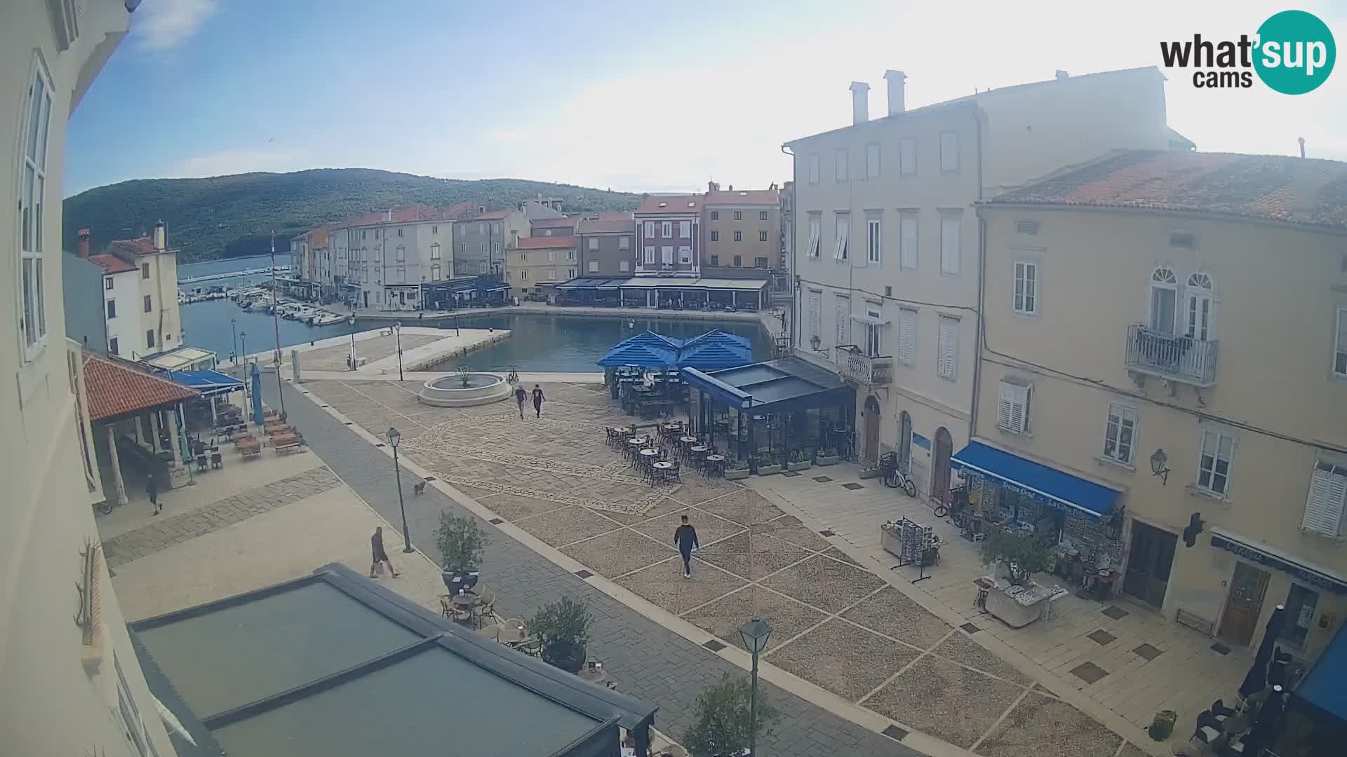 V ŽIVO spletna kamera Cres mesto – glavni trg in “mandrač” – otok Cres – Hrvaška