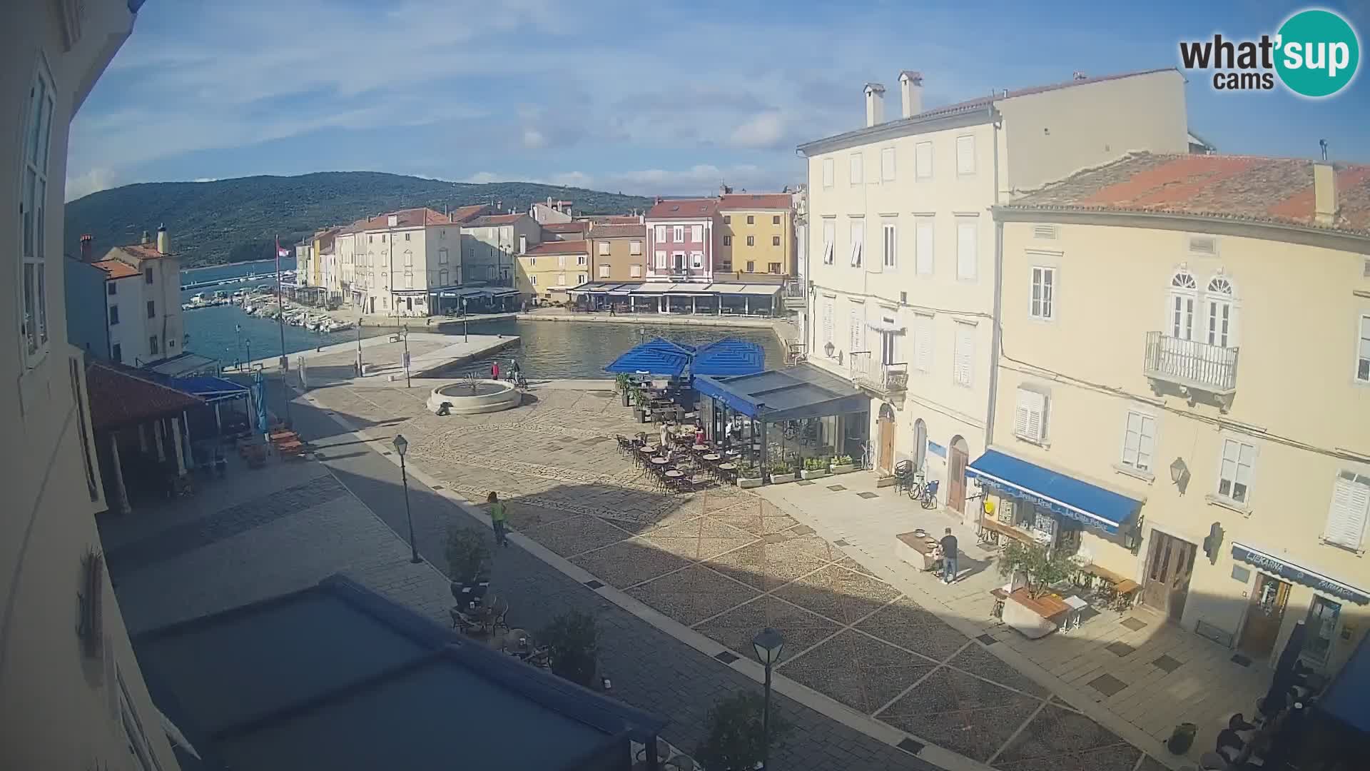 V ŽIVO spletna kamera Cres mesto – glavni trg in “mandrač” – otok Cres – Hrvaška