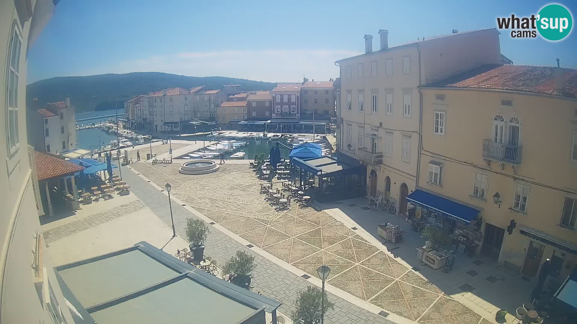 Cámara en vivo ciudad de Cres – plaza principal y “mandrač” – isla de Cres – Croacia