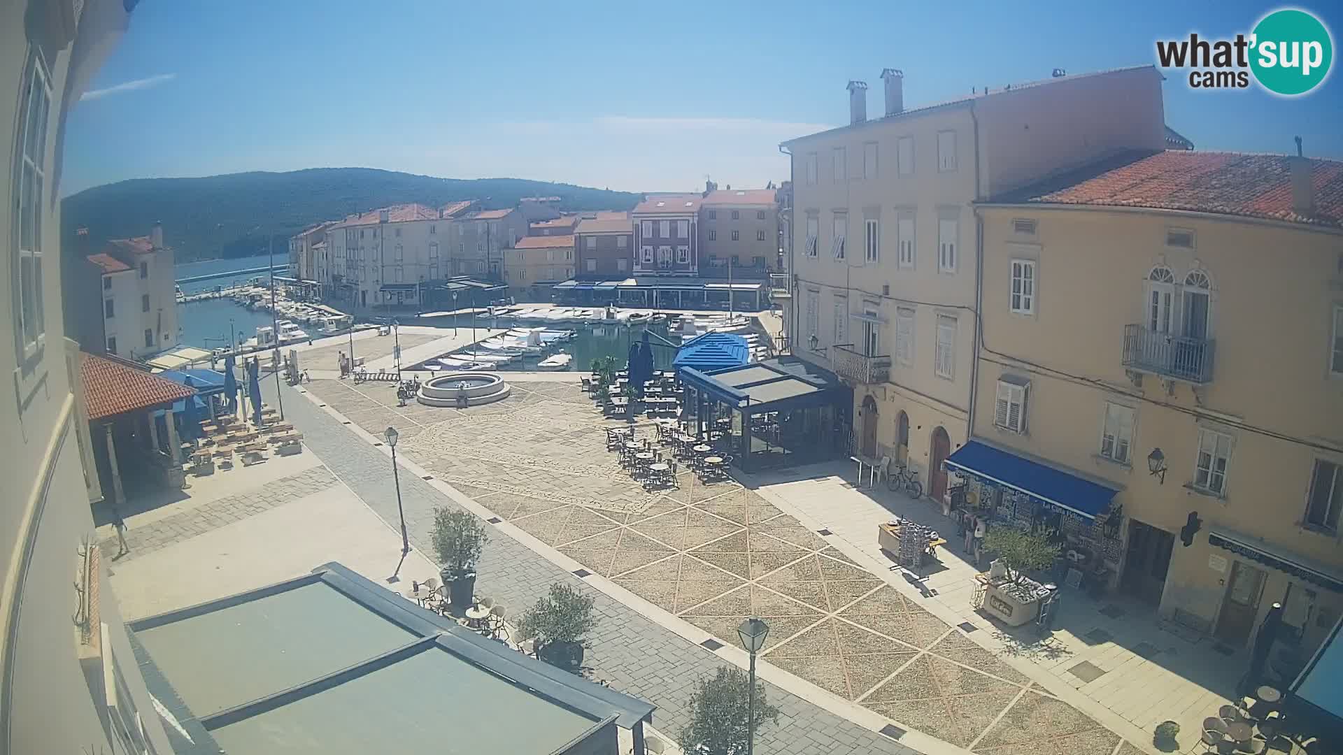 Cámara en vivo ciudad de Cres – plaza principal y “mandrač” – isla de Cres – Croacia