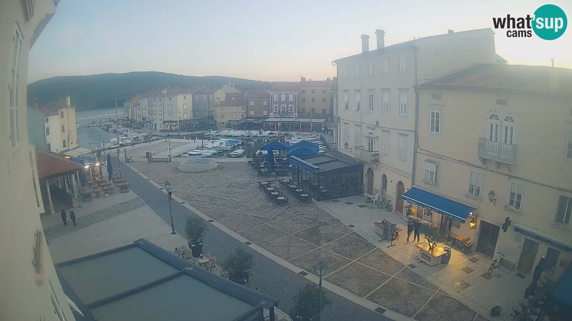 V ŽIVO spletna kamera Cres mesto – glavni trg in “mandrač” – otok Cres – Hrvaška