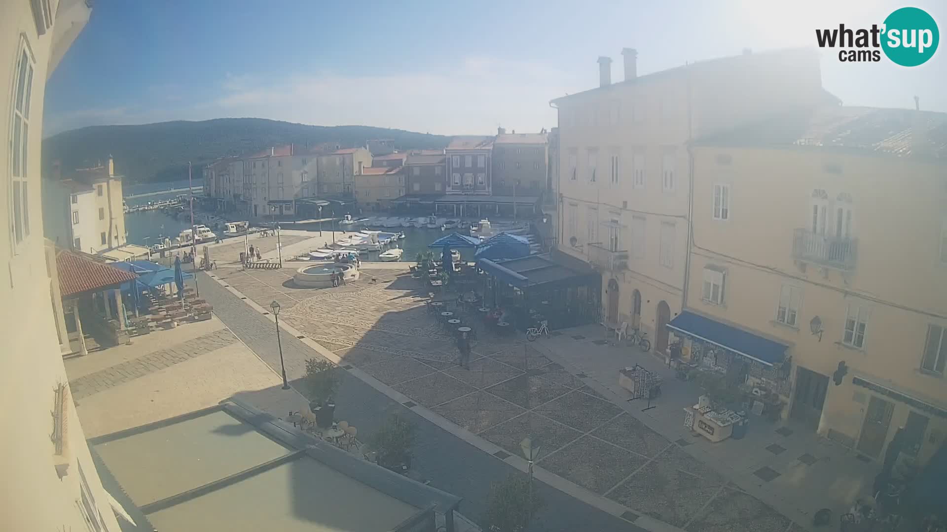 V ŽIVO spletna kamera Cres mesto – glavni trg in “mandrač” – otok Cres – Hrvaška