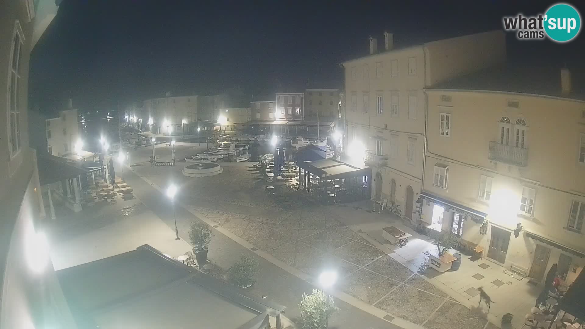 V ŽIVO spletna kamera Cres mesto – glavni trg in “mandrač” – otok Cres – Hrvaška