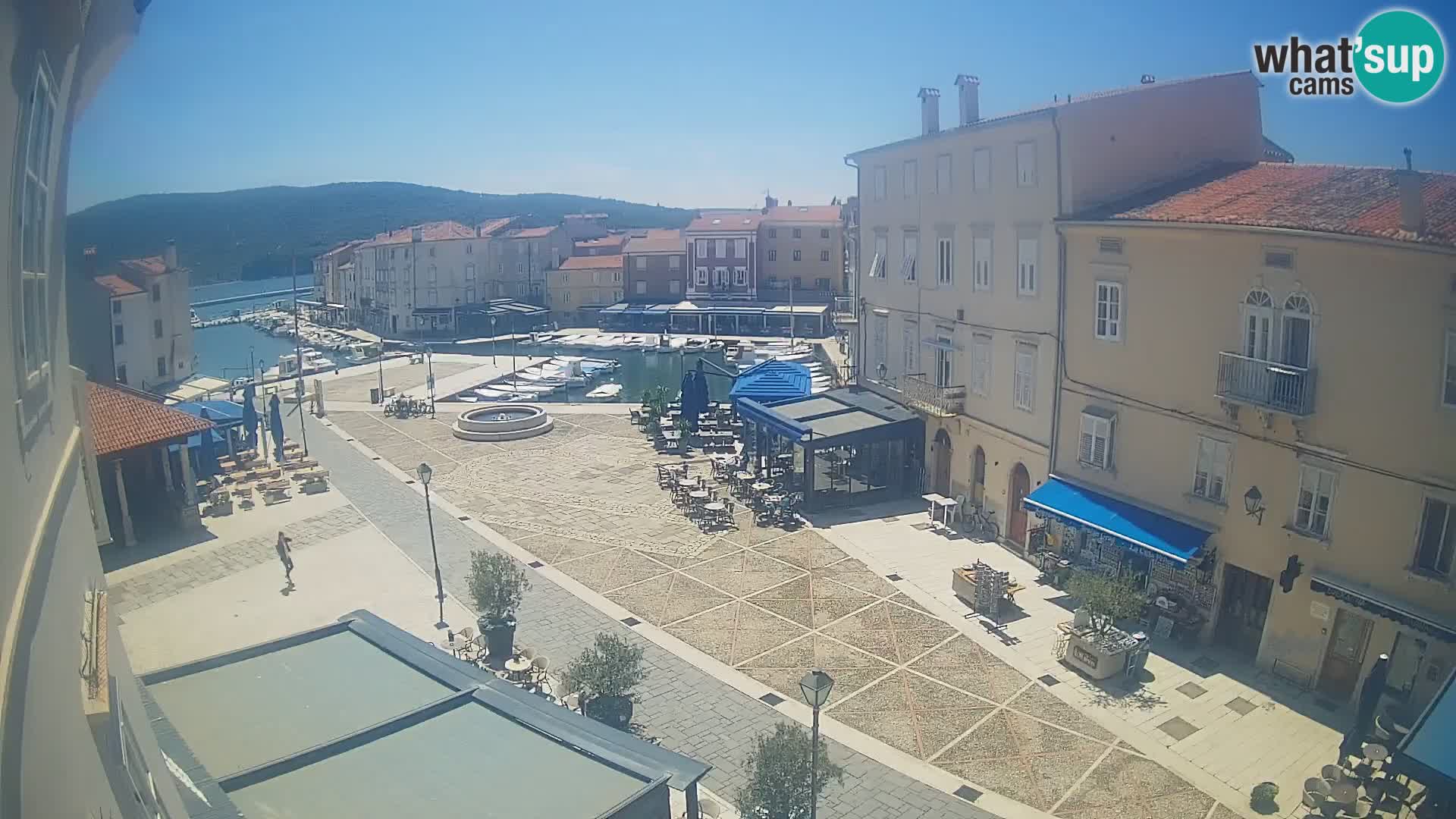 Web kamera Grad Cres – glavni trg i “mandrač” – otok Cres