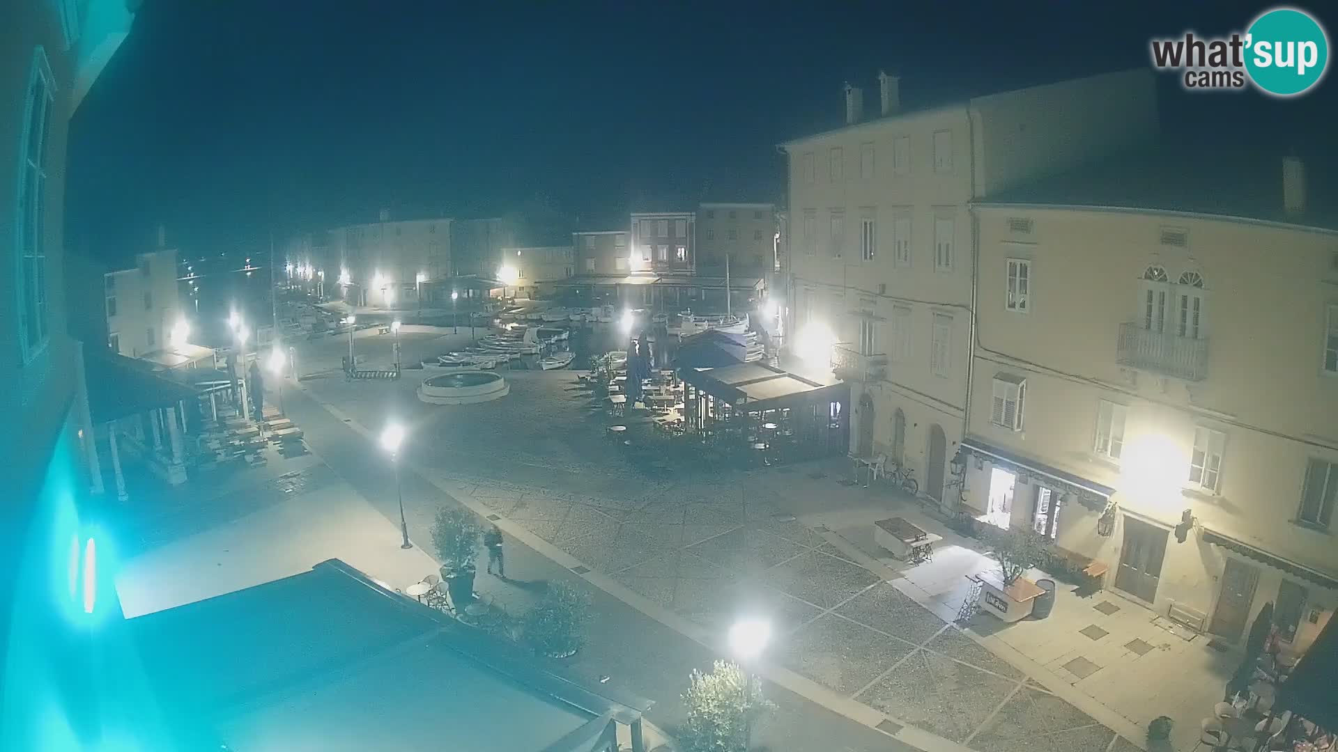 Web kamera Grad Cres – glavni trg i “mandrač” – otok Cres