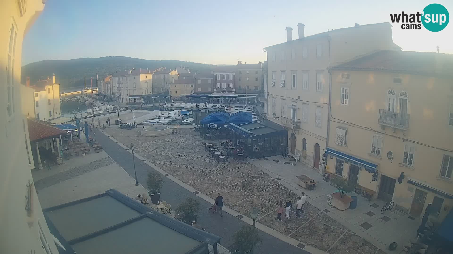 Web kamera Grad Cres – glavni trg i “mandrač” – otok Cres