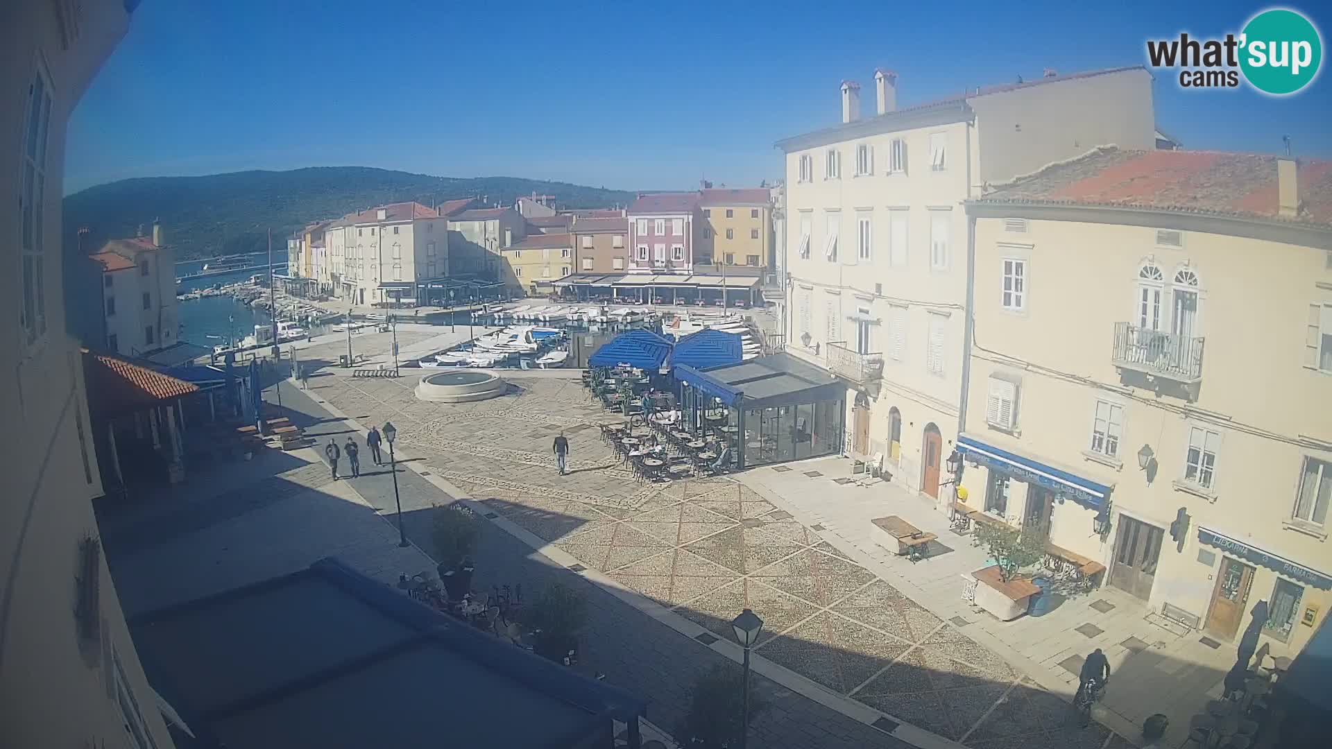 V ŽIVO spletna kamera Cres mesto – glavni trg in “mandrač” – otok Cres – Hrvaška
