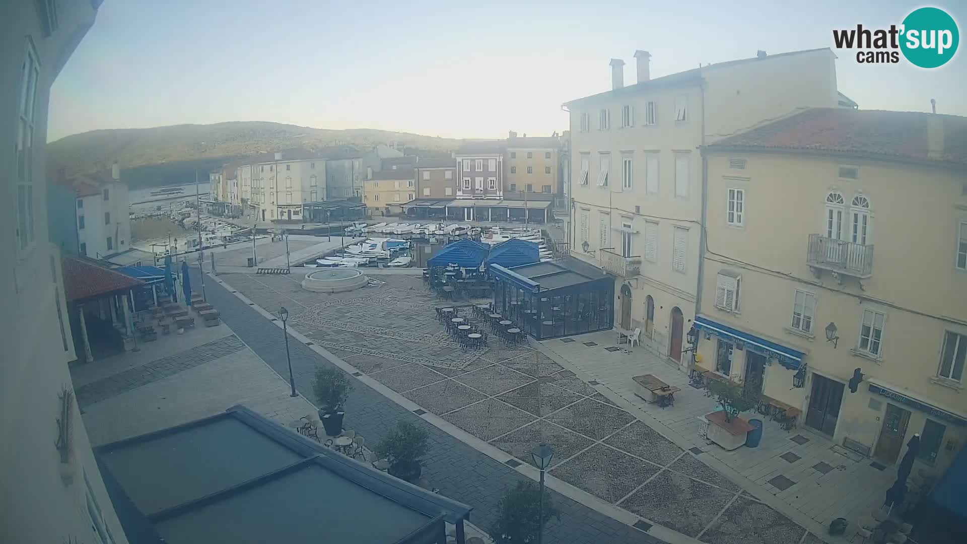 Kamera v ŽIVO Cres mesto – glavni trg in “mandrač” – otok Cres – Hrvaška
