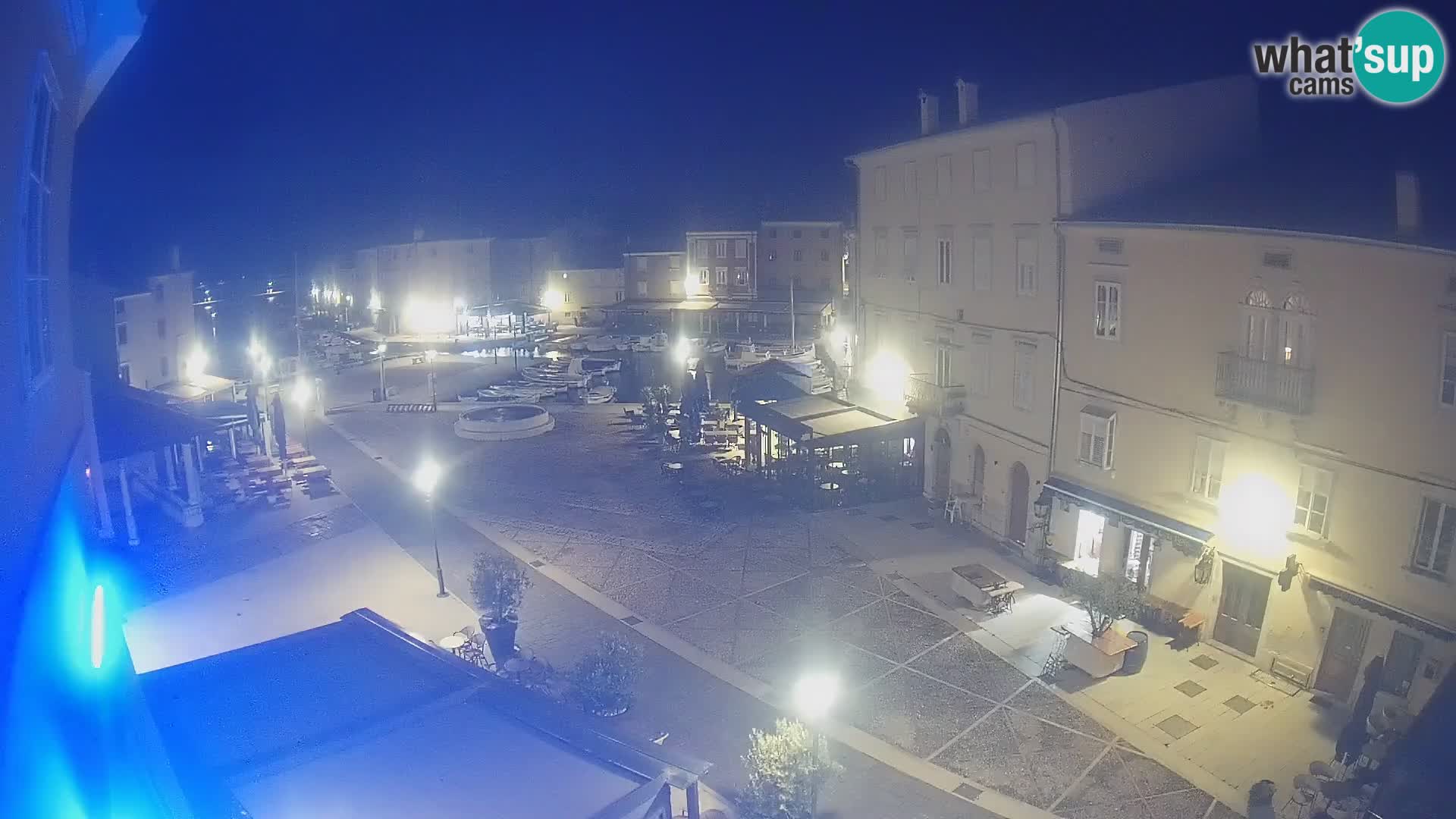 Web kamera Grad Cres – glavni trg i “mandrač” – otok Cres
