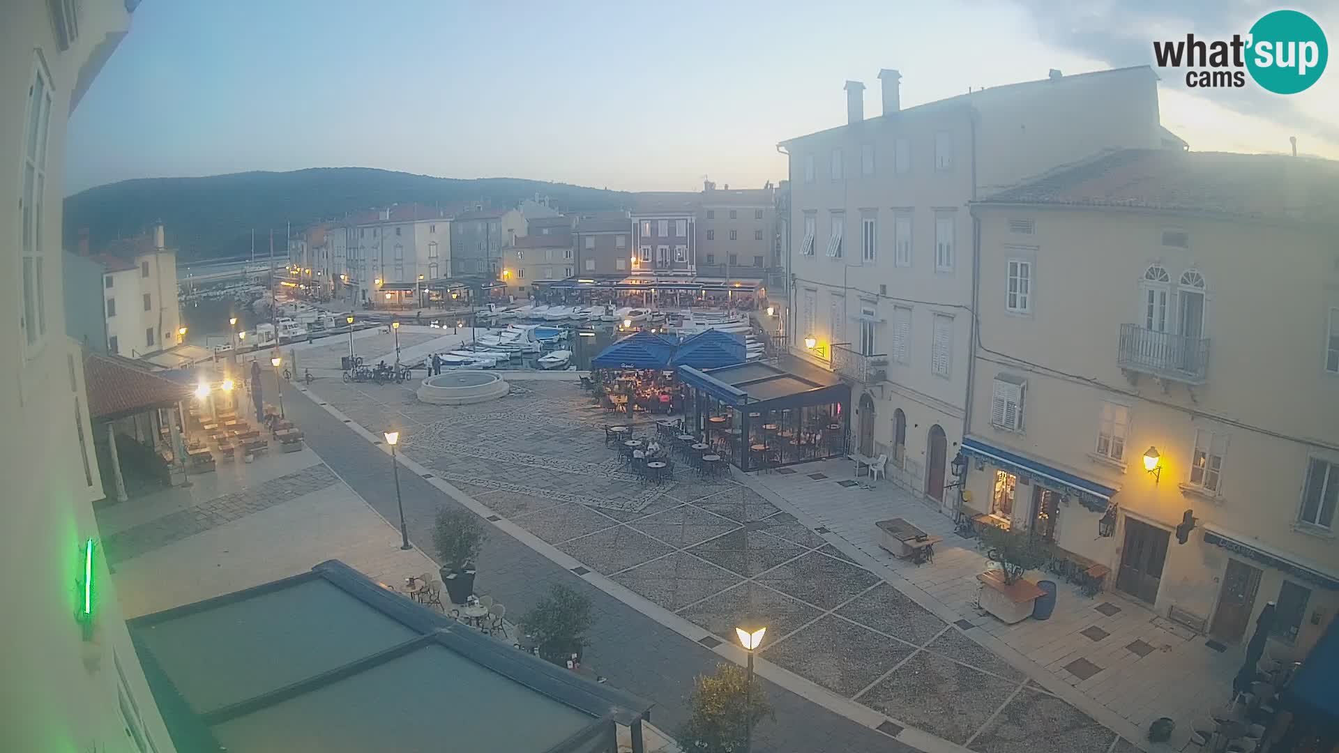 Kamera v ŽIVO Cres mesto – glavni trg in “mandrač” – otok Cres – Hrvaška