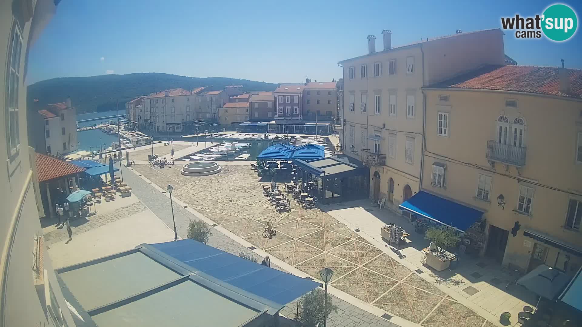 Web kamera Grad Cres – glavni trg i “mandrač” – otok Cres