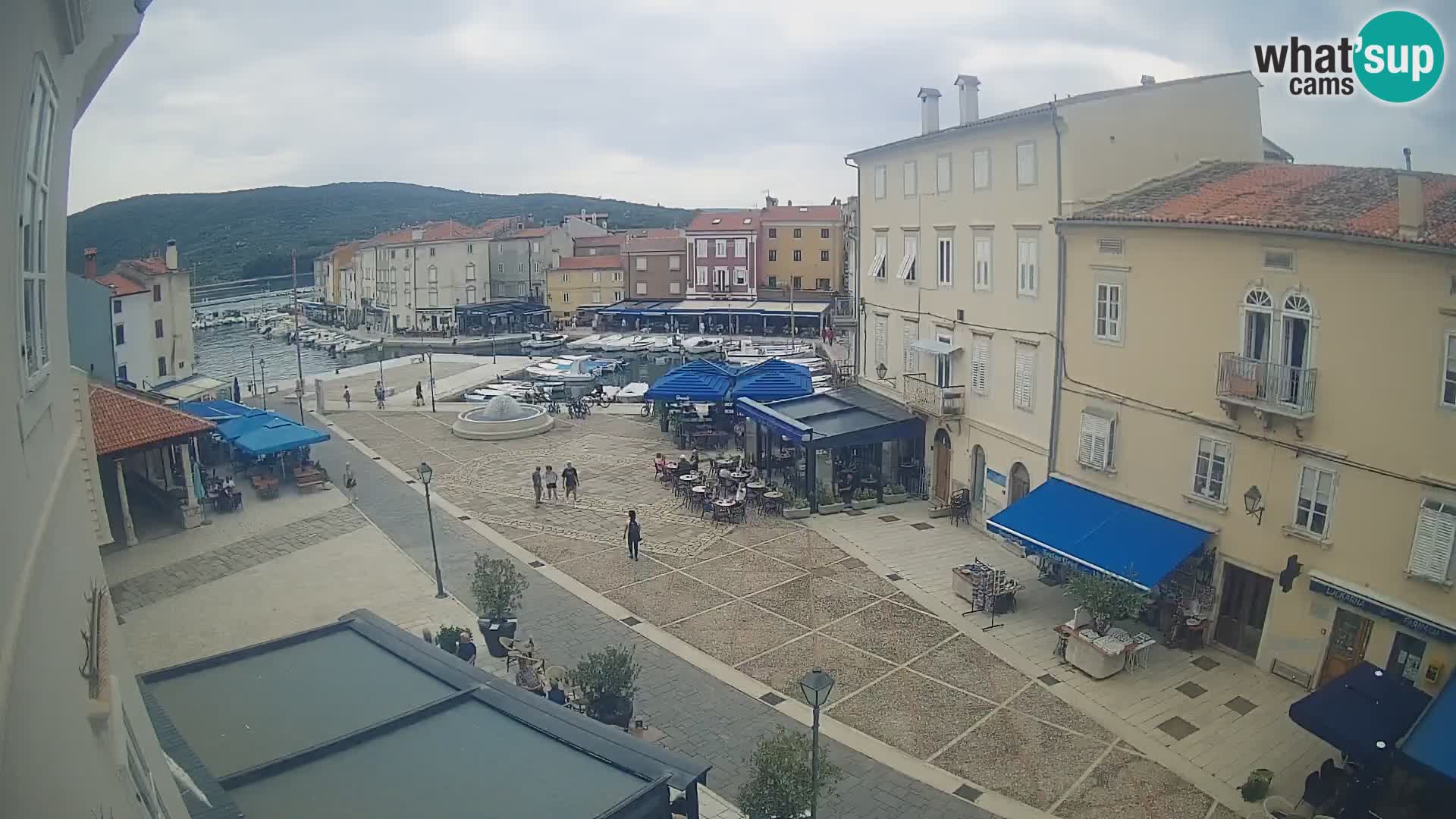 Kamera v ŽIVO Cres mesto – glavni trg in “mandrač” – otok Cres – Hrvaška